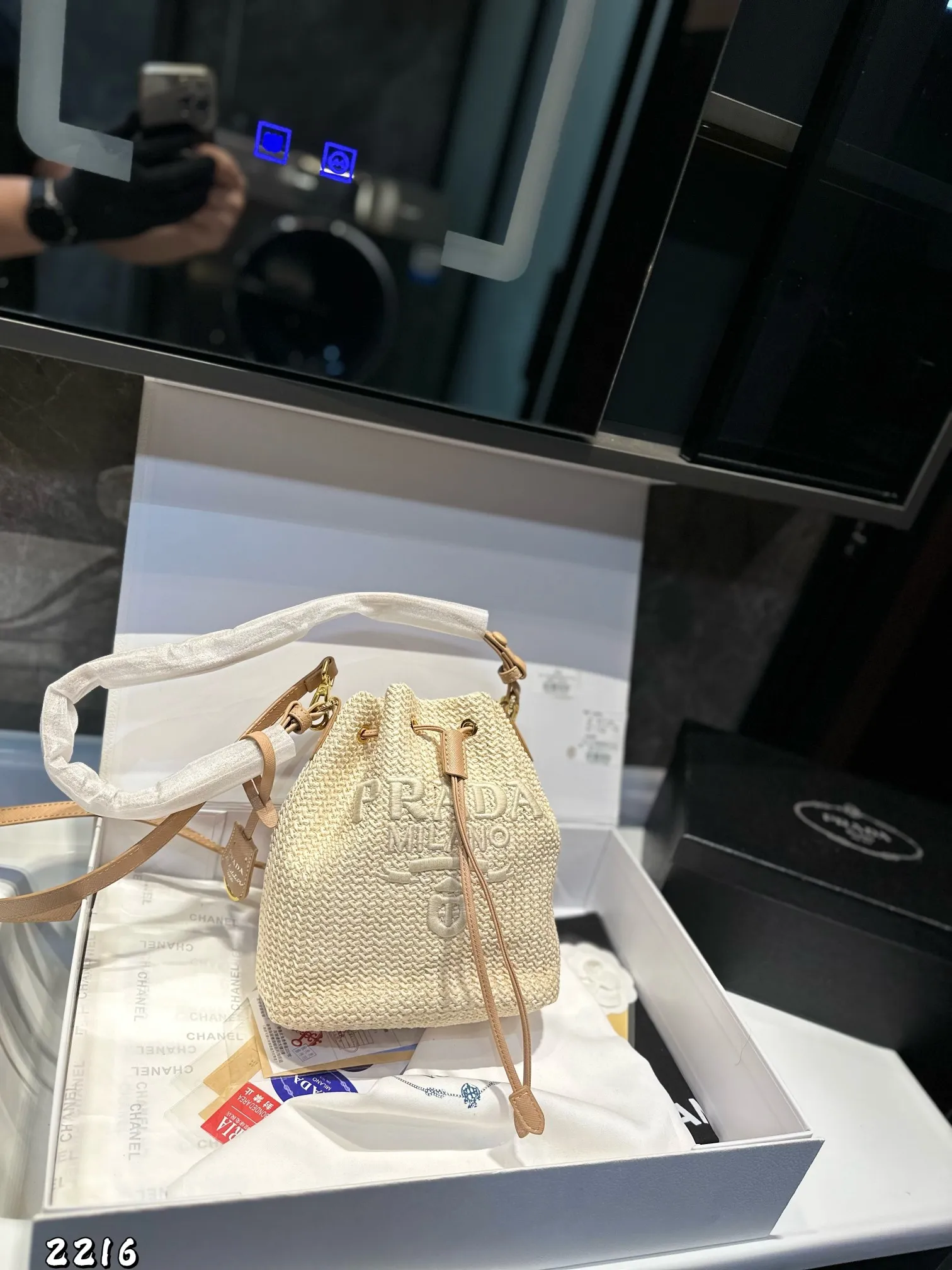 ❤️p130❤️ ✅新品推荐🔜Prada普拉达专柜同款编织水桶包~草编包👍高端货!可手提可肩背~各大明星追捧的爆款~棕榈叶和牛皮编织而成‼️采用最好的五金配件!经典logo!(size:19*21*12)