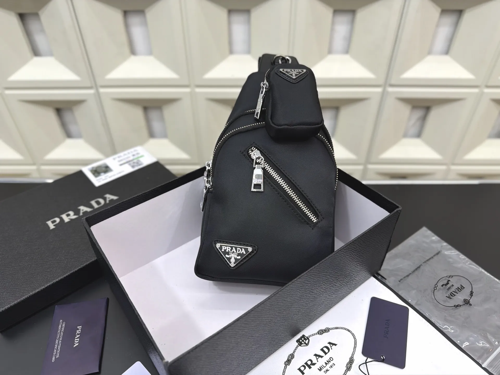 P105 Prada 普拉达 尼龙布二合一胸包 防水布斜挎背包 经典百搭 实物拍摄 配送防尘袋 30 x 16 cm。