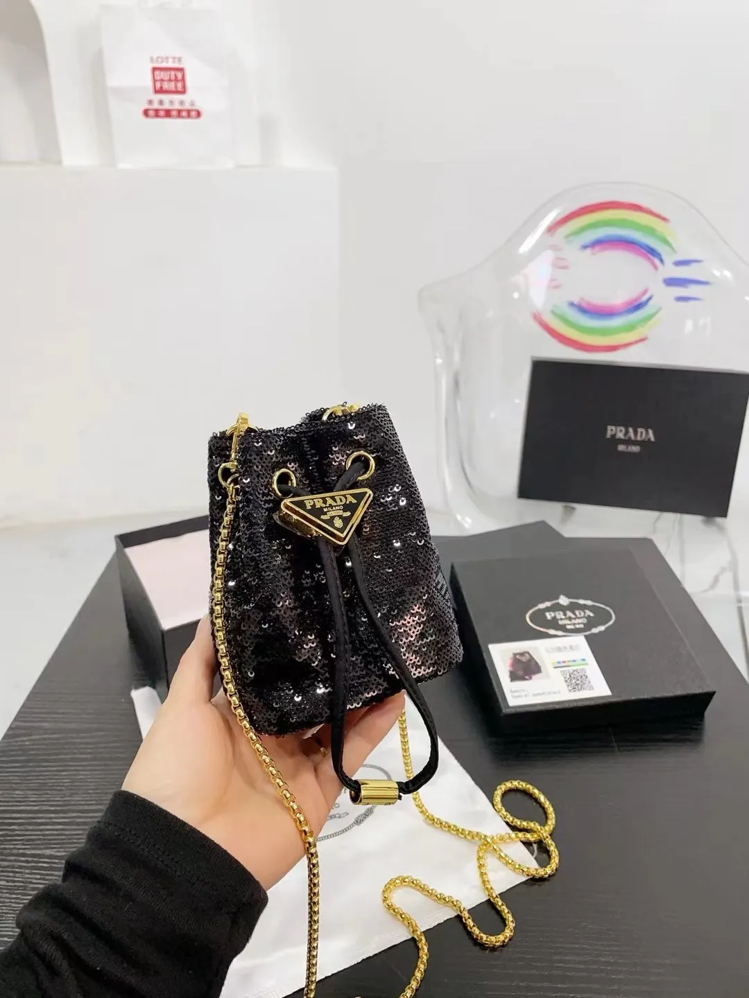 👑💰P105配盒 ⚠️尺寸10.13 普拉达PRADA mini亮片水桶包 太可爱了,bling bling的效果非常吸睛 可仙可酷,难道你不心动。 太美太可爱了