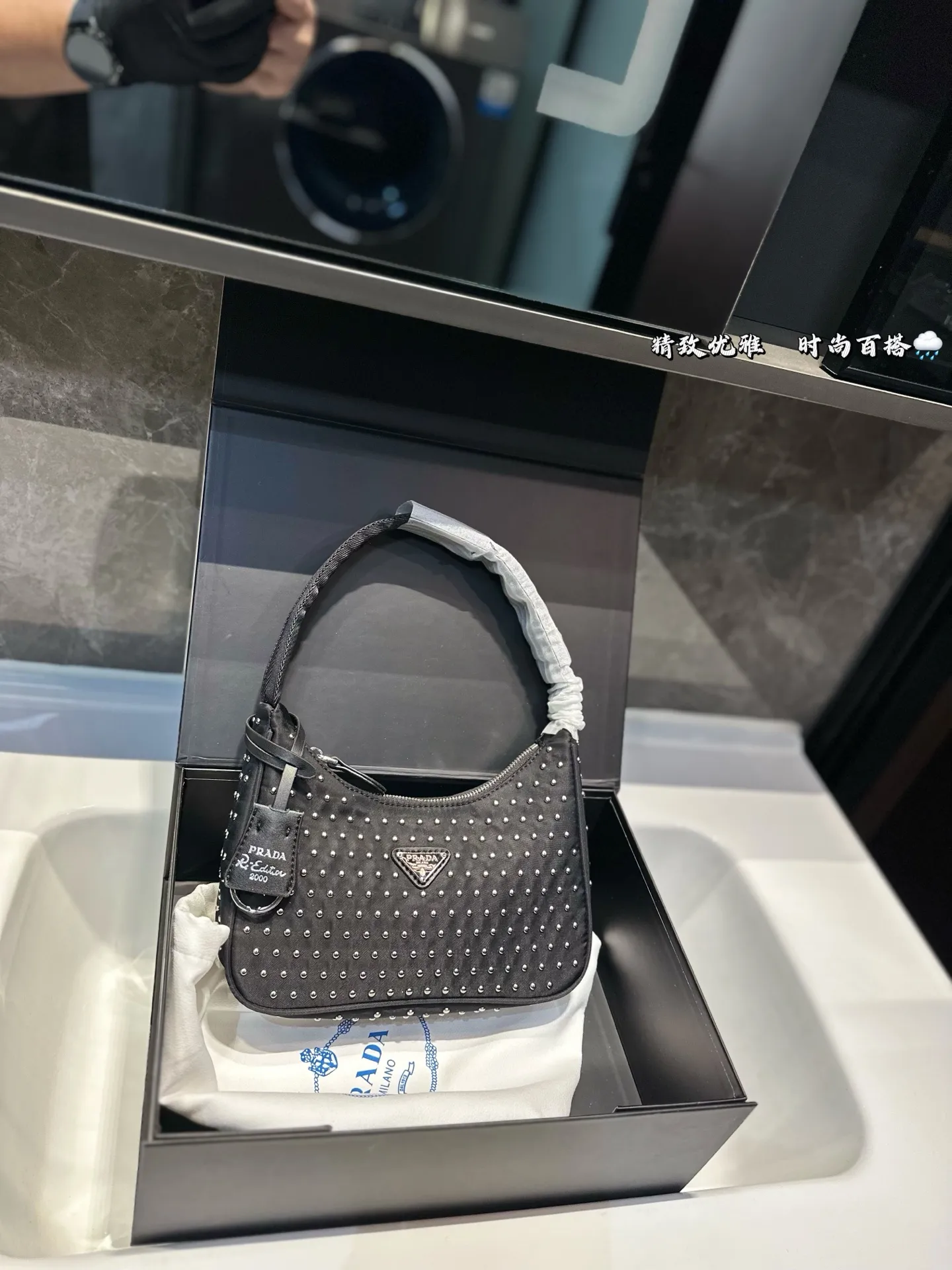 ❤️105（礼盒包装）❤️ 普拉达hobo 铆钉腋下包 Prada如影随形 充满了不一样的帅气感 甜酷辣妹穿搭必备 尺寸 21 11