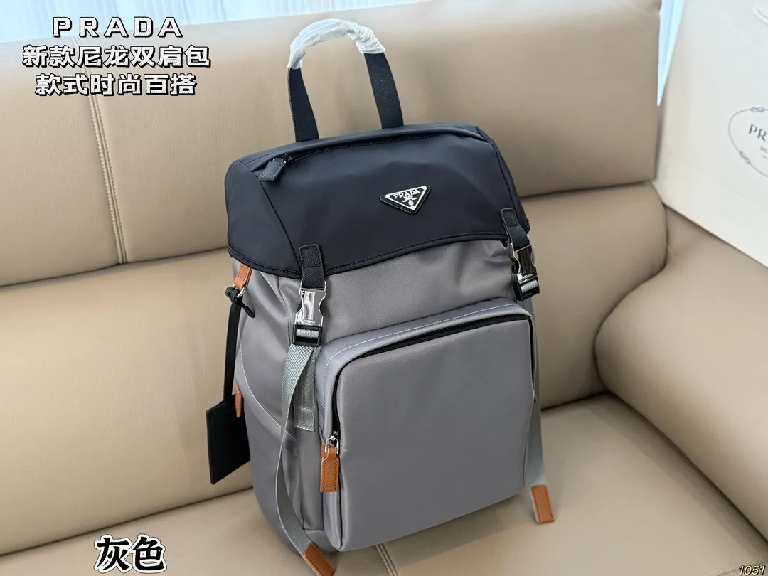 ¥210 PRADA普拉达新款双肩包 满足日常所需,解放双手 款式百搭 非常能装👍 进口尼龙面料,低调简单 包身不易变形,自重轻❗️ 尺寸26 38