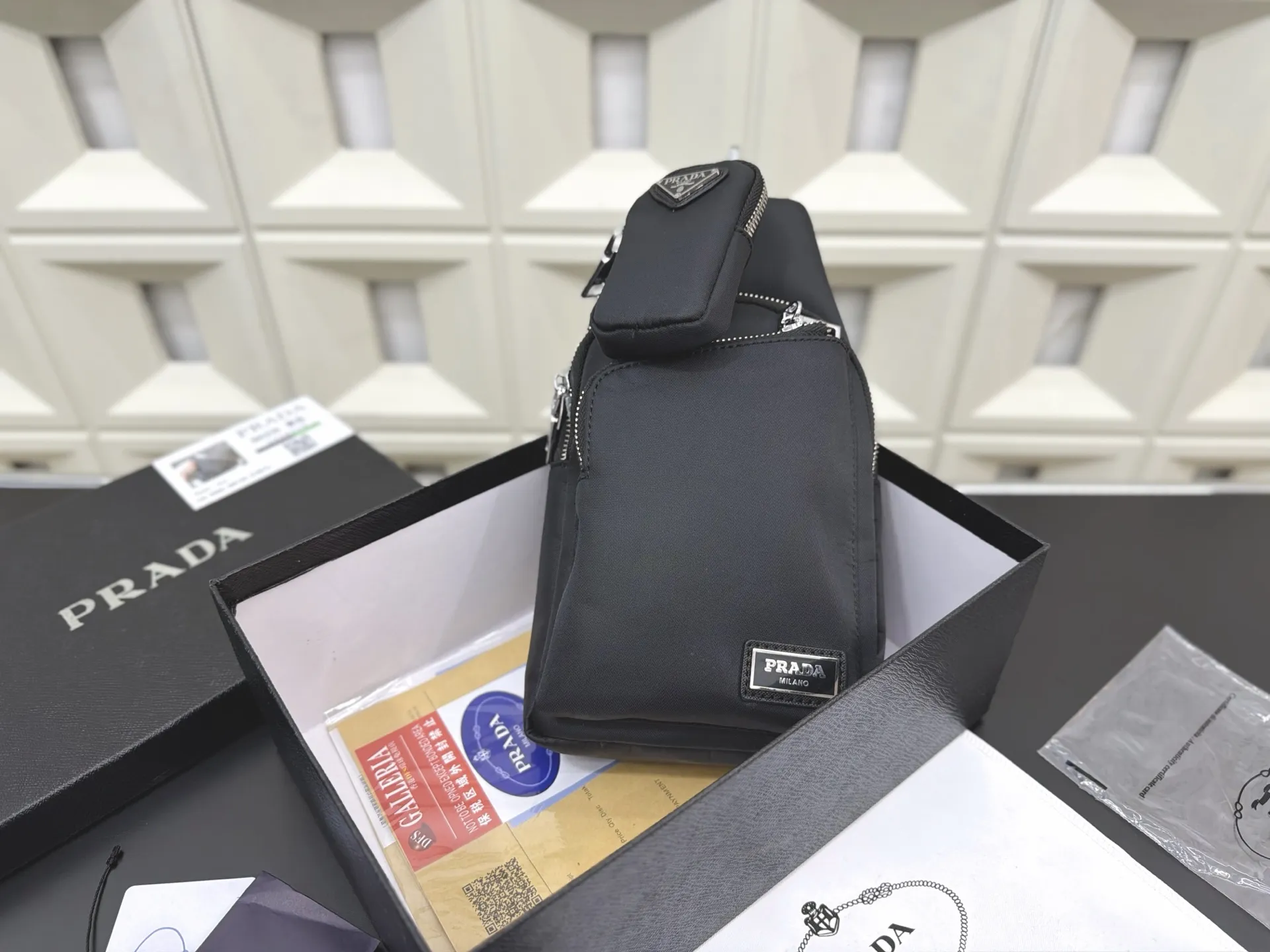 P105 Prada 普拉达 尼龙布二合一胸包 防水布斜挎背包 经典百搭 实物拍摄 配送防尘袋 30 x 16 cm。