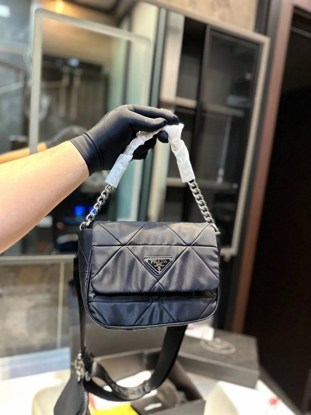 ❤️p125(礼盒包装)❤️ PRADA/普拉达新款System羊皮菱格邮差包 三合一女包 轻巧有型隐藏式前V拉链和翻盖设计包形与正面的三角标争相呼应突出了品牌logo标识的主题~肩带都可以调节 yx尺寸20 18cm