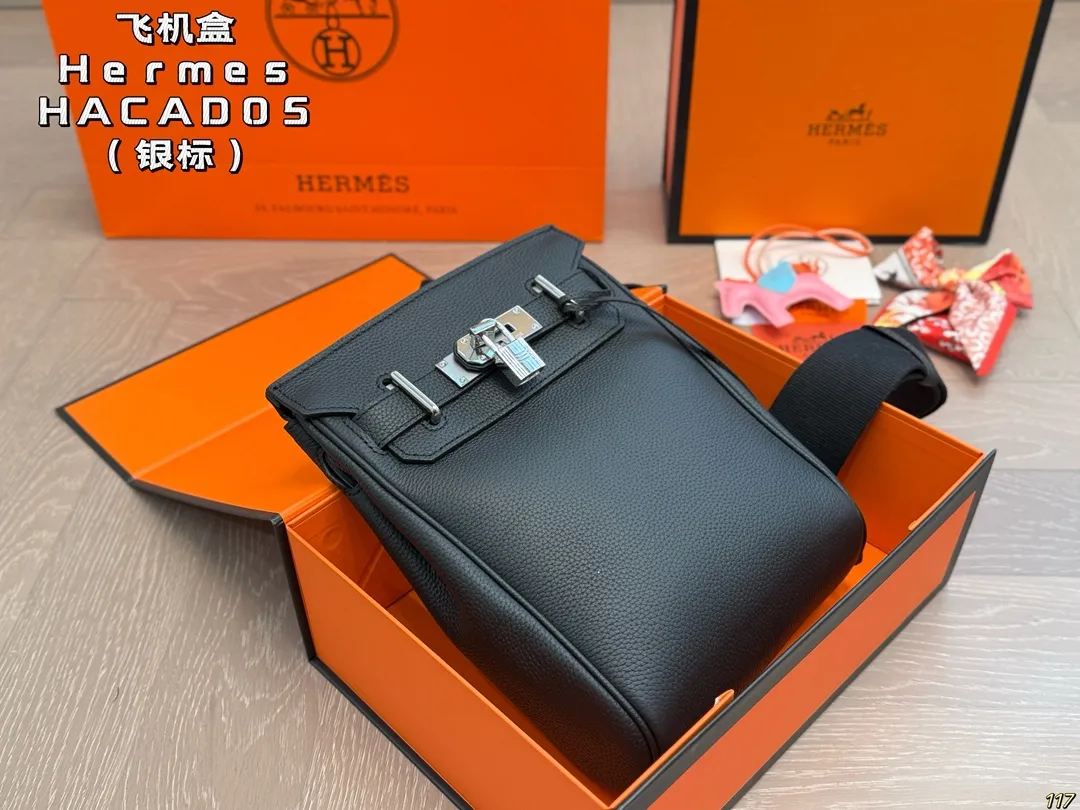 &yen;235飞机盒 爱马仕 Hermes HAC A DOS 爱马仕很适合男生的包其实挺少的但是Hac真的很适合男生!!最实用的男包颜值也抗打 无论是斜挎还是当胸包都很舒服拿Hac根本不用考虑穿搭问题~ 尺寸18 27