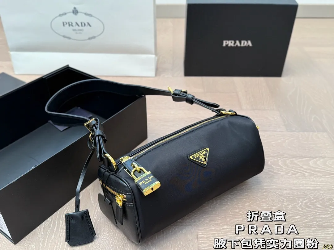 &yen;180折叠盒 普拉达PRADA 腋下包 可爱到不行！凭实力圈粉 简约又不失高级 背上就是时髦精女孩～ 尺寸28 11