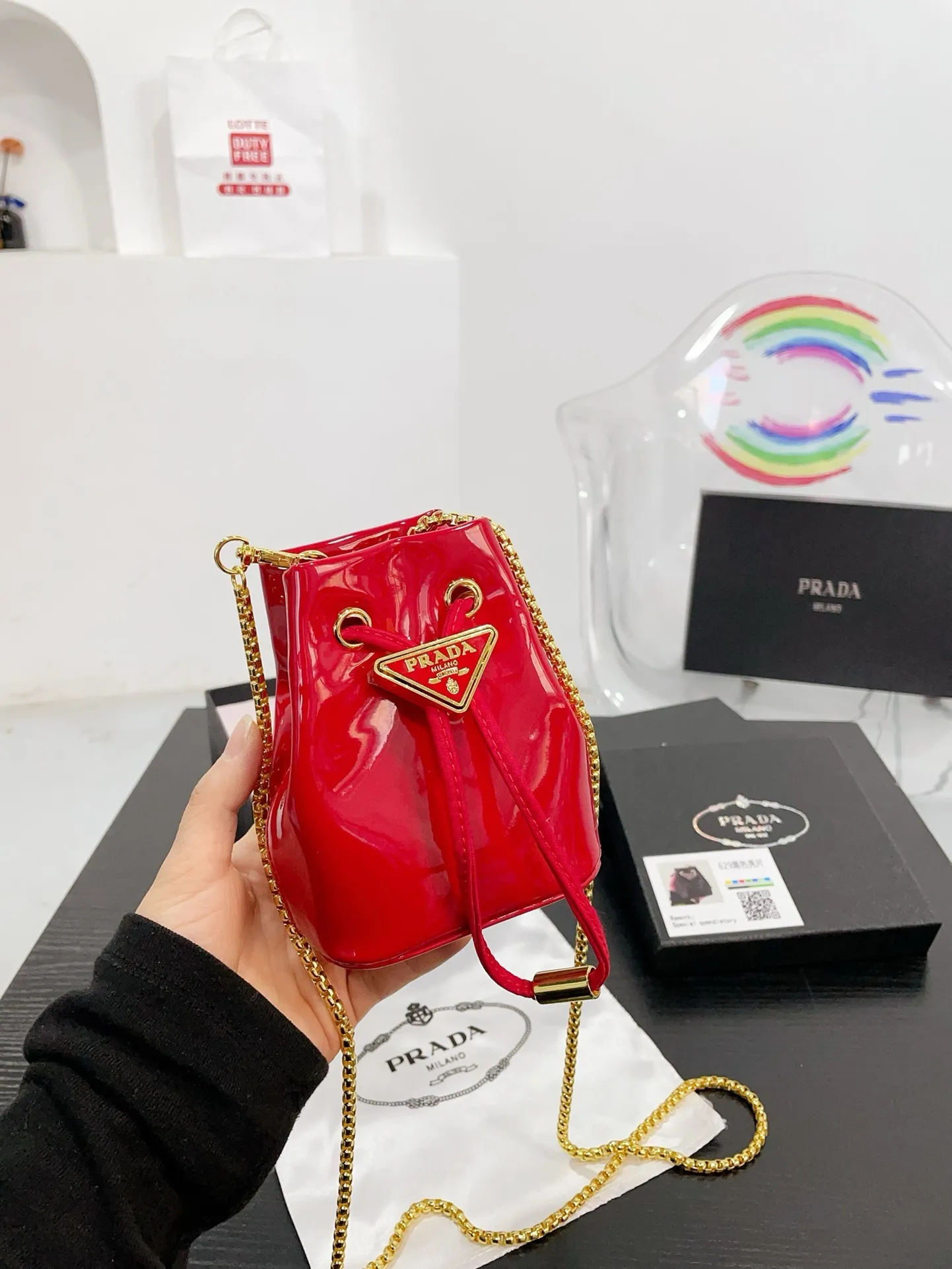 👑💰P105配盒 ⚠️尺寸10.13 普拉达PRADA mini亮片水桶包 太可爱了,bling bling的效果非常吸睛 可仙可酷,难道你不心动。 太美太可爱了