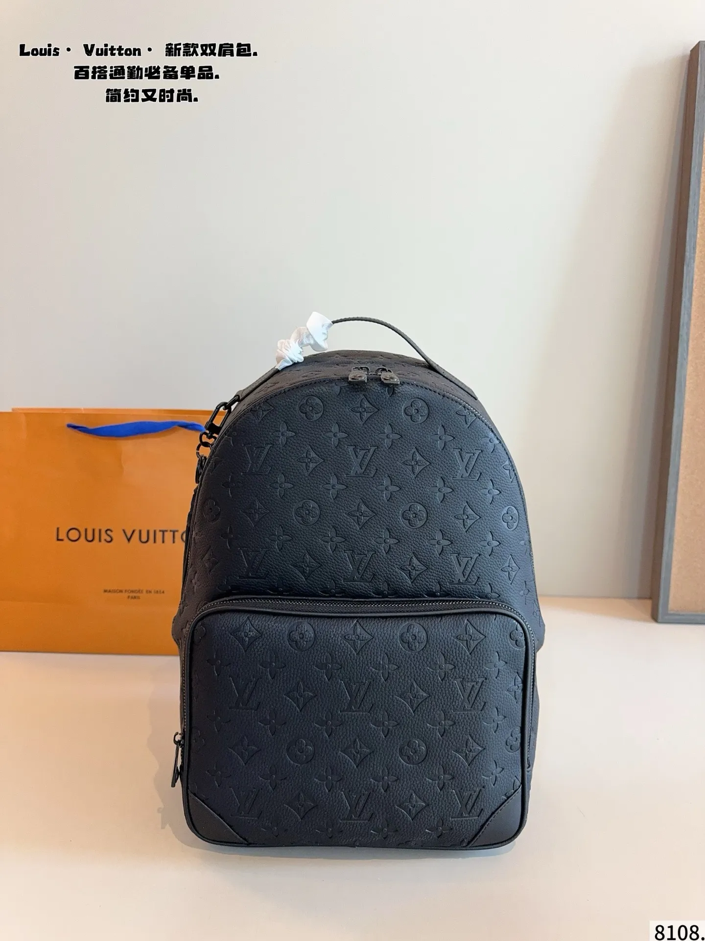 p190 Lv DISCOVERY 双肩包 男生日常休闲搭配的理想选择~ 实用又百搭,小小的身体大大的空间 非常适合放随身物品~ 面料耐磨耐刮蹭,适合男生大大咧咧的性格尺寸:30*12*38cm