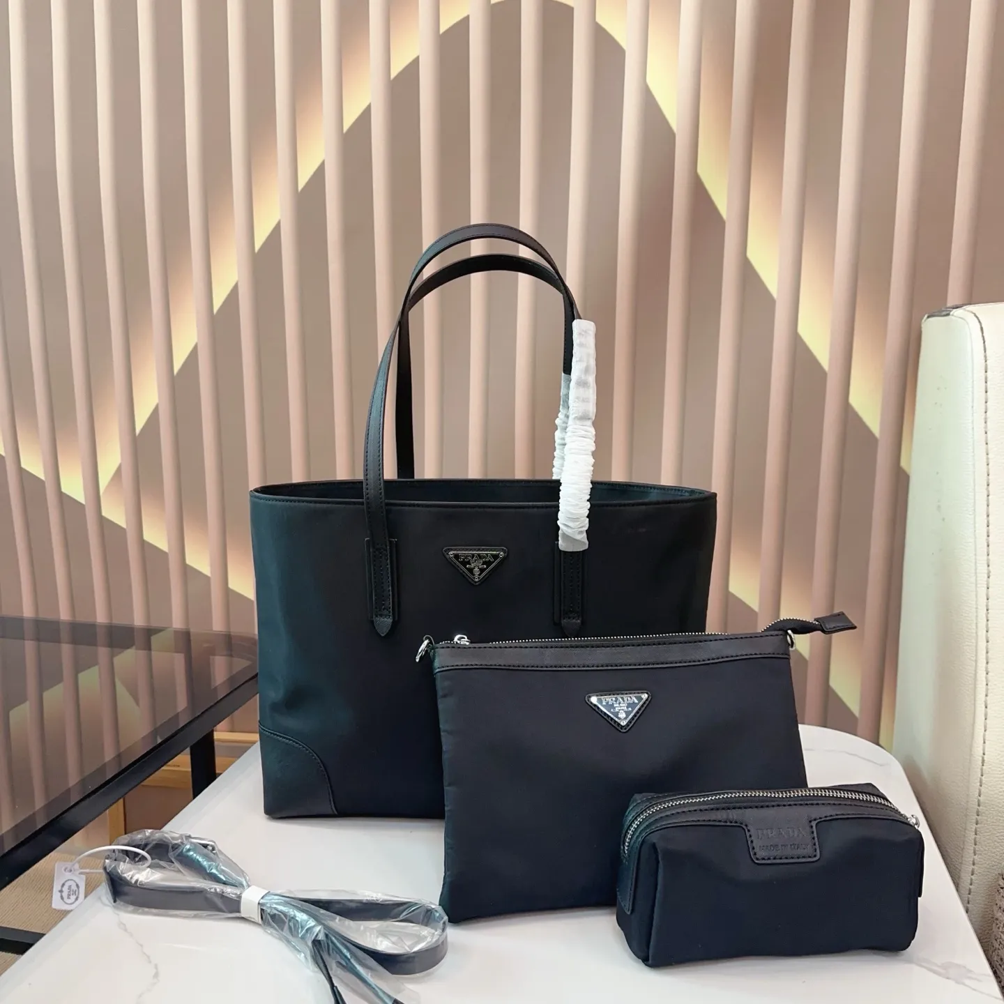 p135 三件套 Pradar最新中古包 eeprada普拉达新品中古包最近Pradar 龙设计,真的都太火了 革冬天的厚重感或夏天的运动感都可以轻松驾驭菜-眼就爱上了 Prada中古大包不论春夏秋冬都能背,百搭实用是大包里为数不多的仙女哦! 尺寸:35*11*27 bb