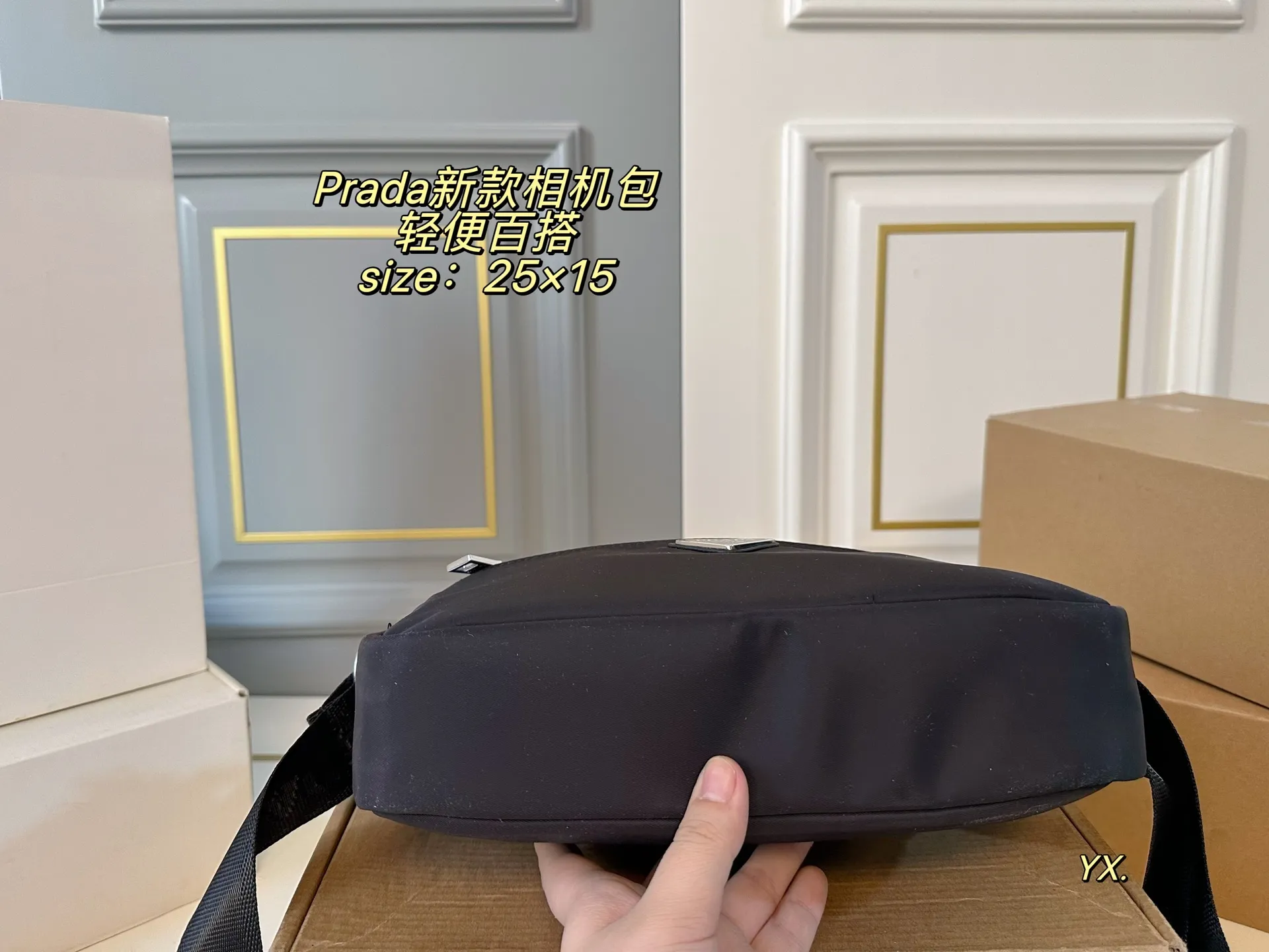 P95（配盒） size：25&times;15 PRADA普拉达新款相机包💕 采用进口尼龙 耐磨耐造 双层设计，方便归纳 容量超可，满足日常💗💗 可盐可甜，上身帅气而性感