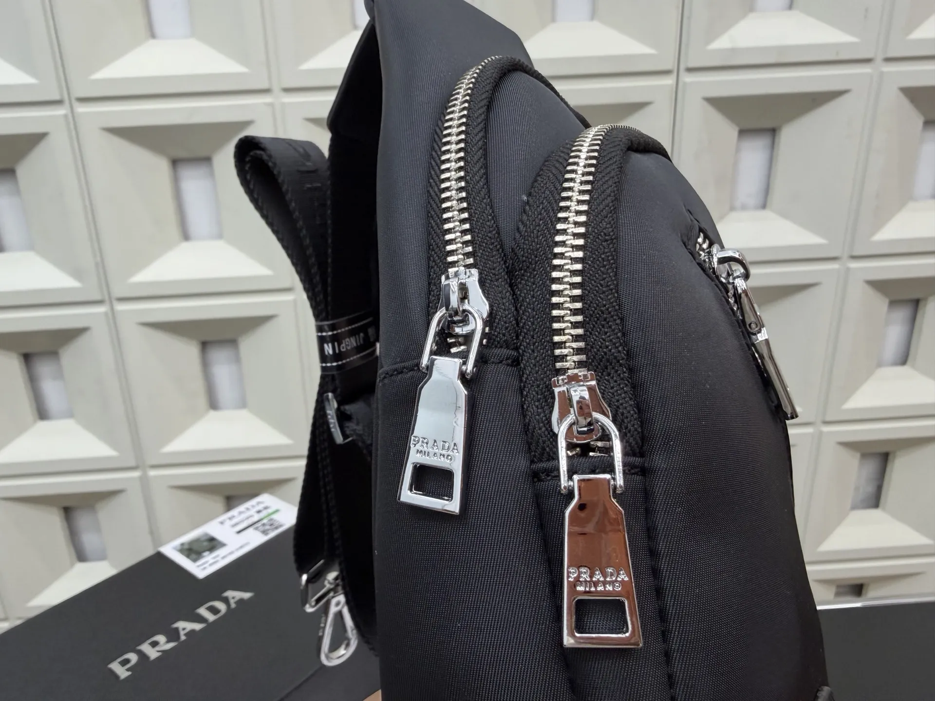 P105 Prada 普拉达 尼龙布二合一胸包 防水布斜挎背包 经典百搭 实物拍摄 配送防尘袋 30 x 16 cm。