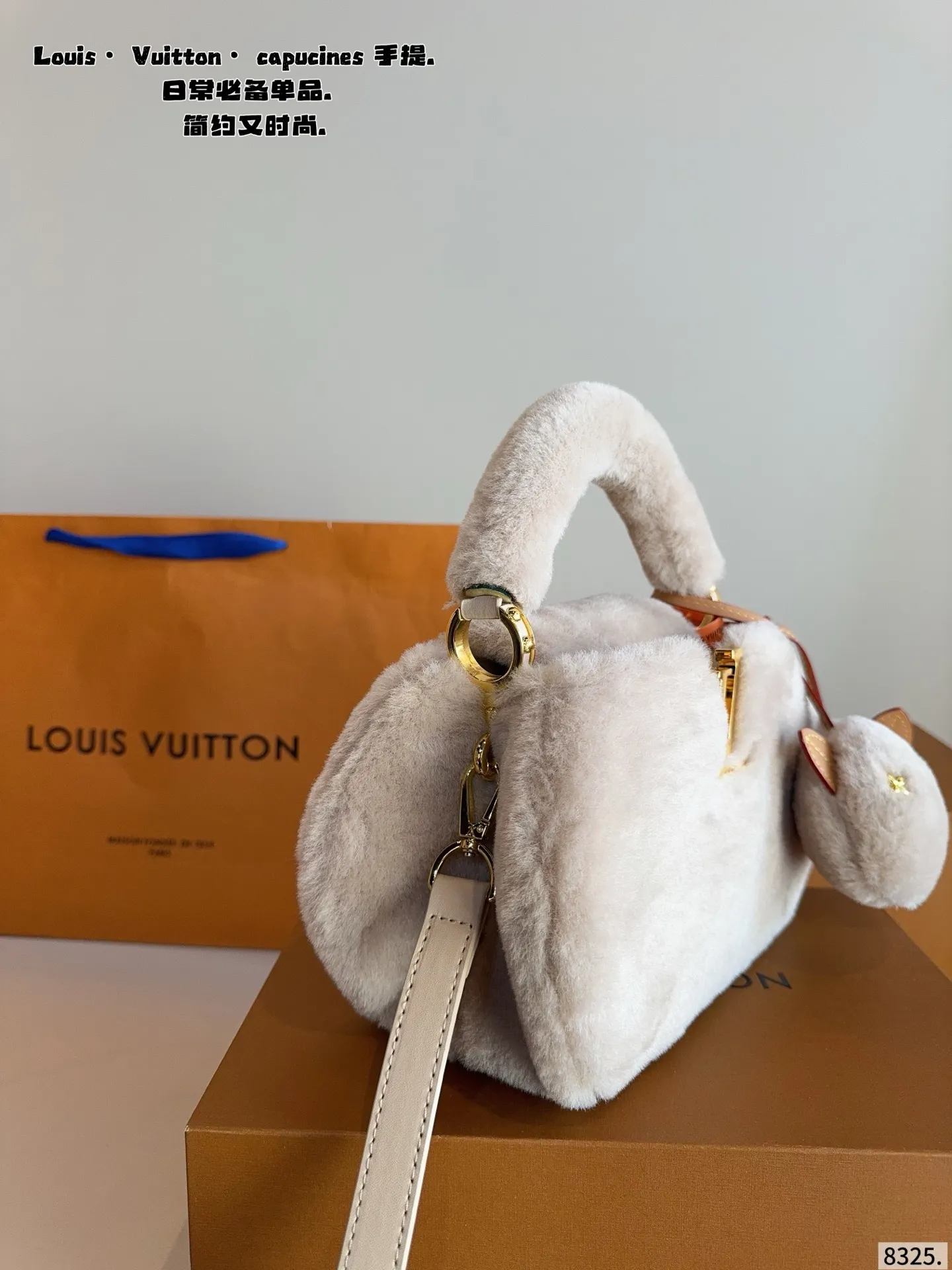 p180配礼盒🎁. LV Capucines bb 手提包 今年最多明星街拍的LV包包你能想到哪些款式呢?恐怕大多女性都会把目光锁定到柔软的荔枝纹Taurillon系列吧,因为全都是高端之选,无论是休闲商务都是最有品味的,Capucines bb 设计很有亮点,几乎是人见人爱的,在明星街拍中也最常见到,范冰冰、高圆圆等明星都是它的忠粉呢,尺寸小巧的迷你包,比起大号要显得甜美许多,尺寸:20*7*13cm