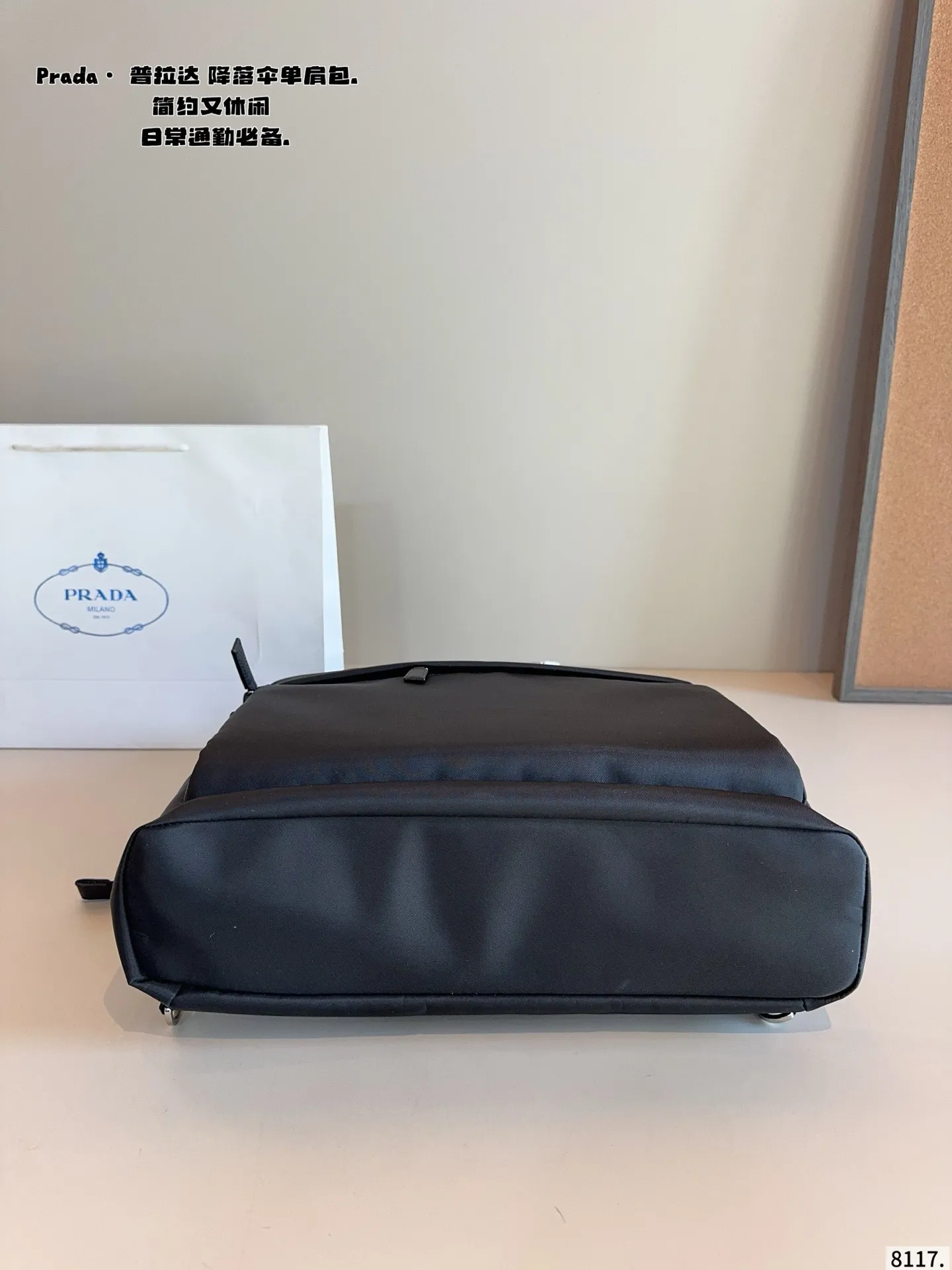 p180 prada普拉达新款 手提单肩包. 尼龙面料.超级柔软的面料 可手提 单肩斜挎 时尚新宠儿 各路明星 网红同款追捧 尺寸:38*4*11cm