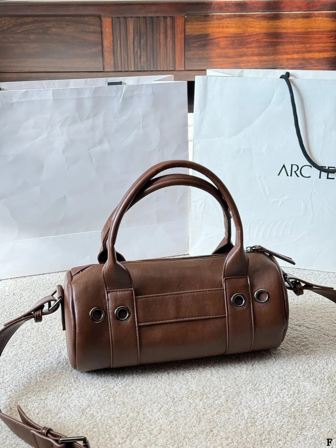 p170 Prada 26SS圆筒包 些Prada 26SS圆筒包是春夏系列新品，棕色皮革质感细腻耐用，简约复古风格超有范！圆筒造型+双提手+可拆卸肩带，手提斜挎都OK，通勤休闲都能搭。正面Logo低调有辨识度，金属环扣点缀细节满分。日本快闪首发，稀缺属性，时尚实用，Prada粉丝必入！ 尺寸 30 15cm