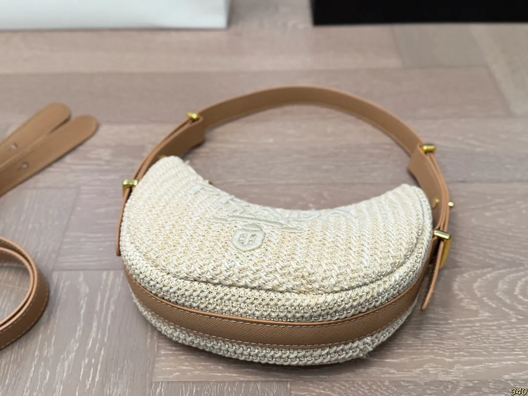 ¥130 搭配长短两条肩带 普拉达Prada绝美草编包 是背Prada阳光草编包的夏天啦 马上夏至了,来推荐这只Prada阳光草编包 编织和皮革,清爽也文艺,让你也可甜可美。设计也非常实用,夏天怎么能少了草编包呢 尺寸 21 10