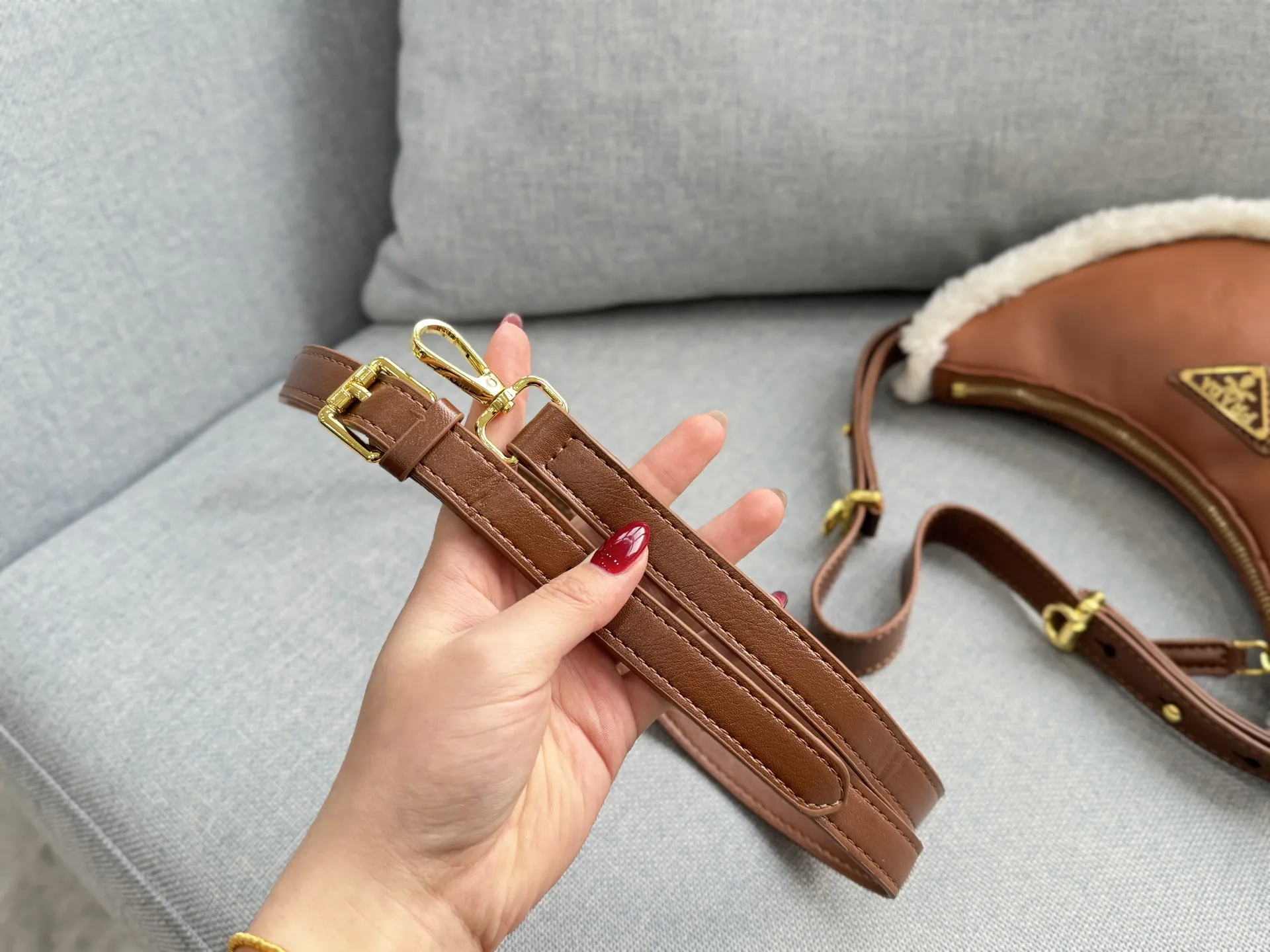 💰135 size:23×15 PRADA普拉达 羊羔毛 腋下包 单肩手提包 月牙包 半月包 冬天就要有冬天的包包呀❄️ 新品毛茸茸包,冬天的可可爱爱🟠 腋下包已成为主流时尚趋势啦! 超级百搭好看时髦潮人一定要买它! 不仅实用轻便又好看😍😍