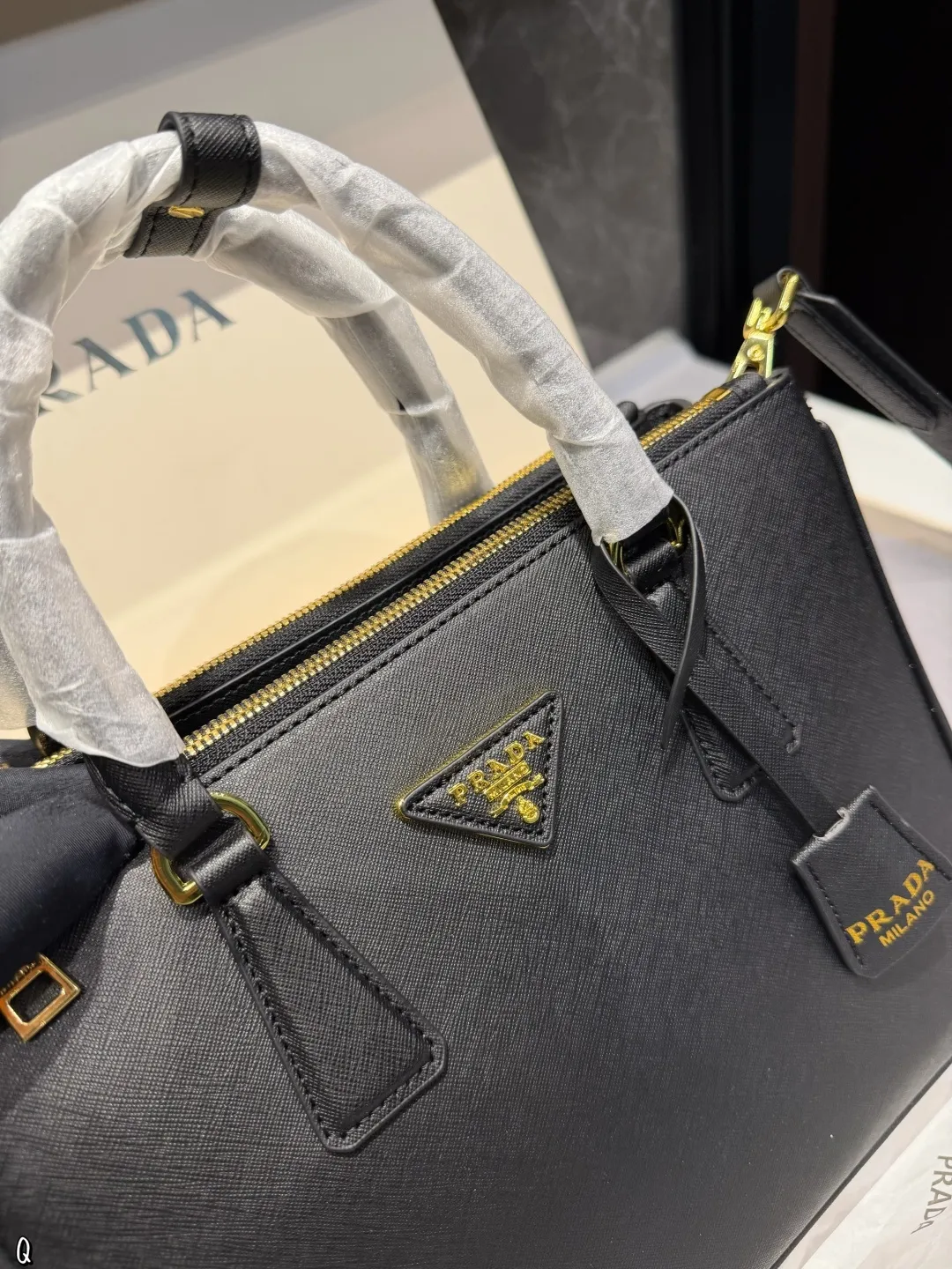 ❤️p205（礼盒包装）❤️ 普拉达杀手包仙气满满 小姐姐日常必入款魅力无限 释放你的时尚态度外形独特，有很多可爱的颜色可选，简直是不可错过的时尚单品不同于帆布包的柔软，背在身上主打一个肆意洒脱的感觉，超有质感，时尚达人超尺寸：28.20cm