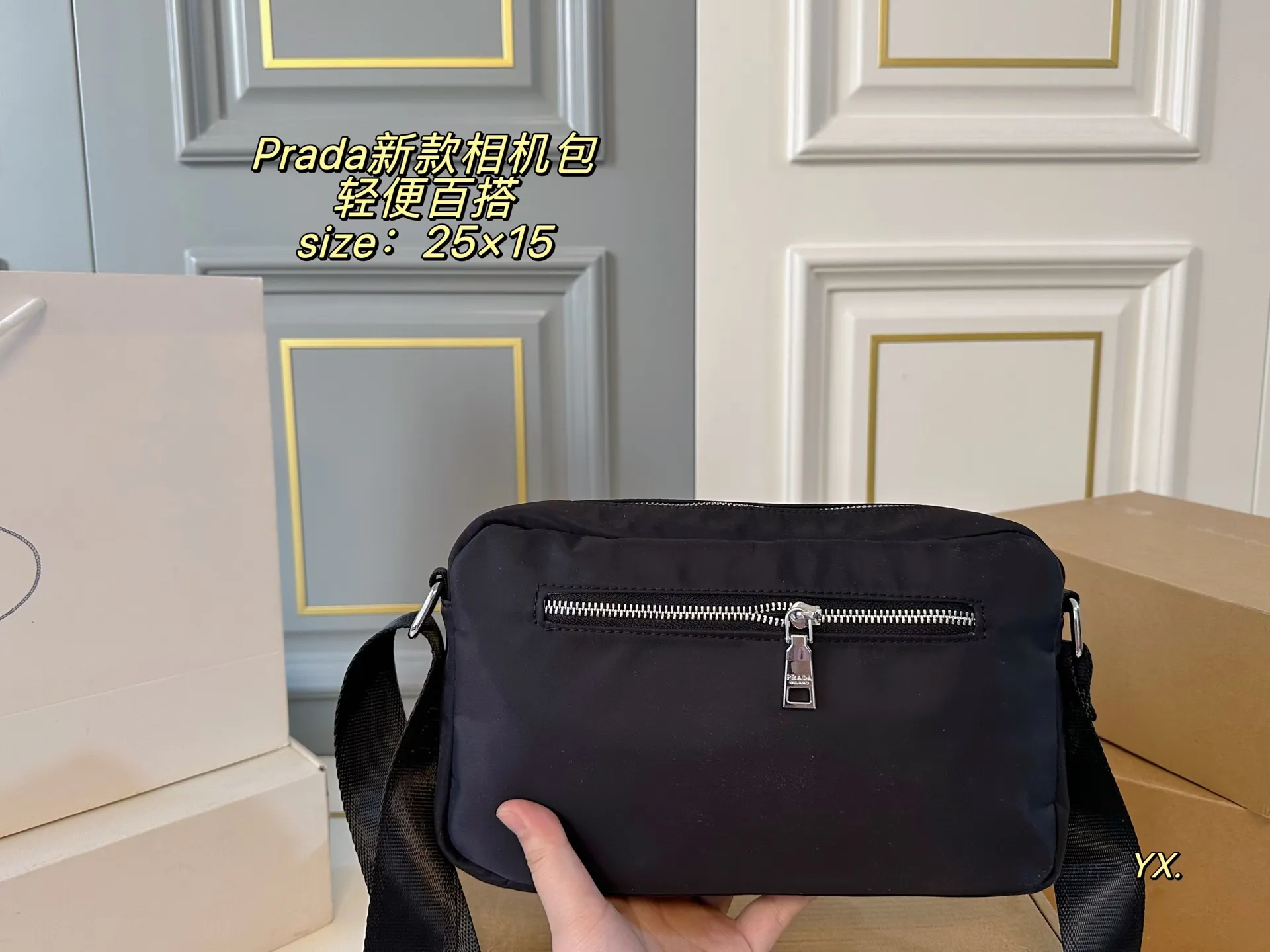 P95（配盒） size：25&times;15 PRADA普拉达新款相机包💕 采用进口尼龙 耐磨耐造 双层设计，方便归纳 容量超可，满足日常💗💗 可盐可甜，上身帅气而性感