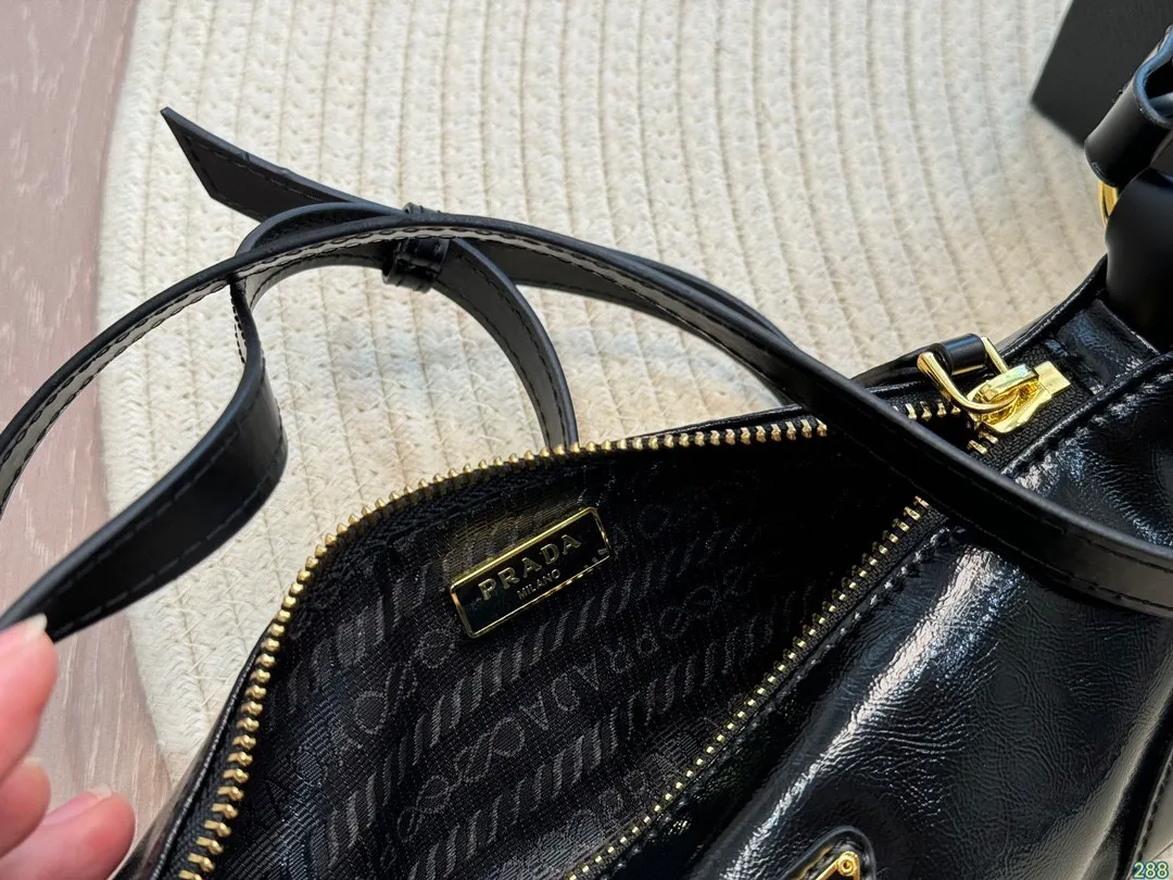 &yen;120折叠盒 普拉达PRADA 法棍包 我说这是最美Prada没人反驳吧 这只小可爱谁见谁心动 装饰你的四季 尺寸21 9