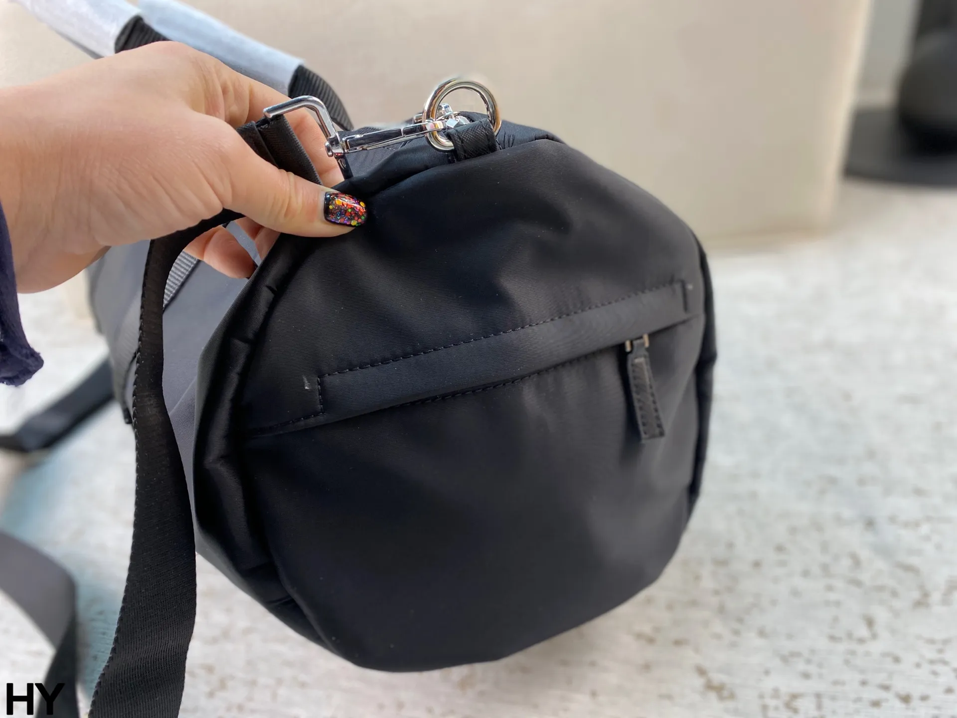 p165 无盒🎁 Prada旅行袋 男女同款 经典尼龙质地便携自重轻 去健身或者旅行都非常适用！尺寸：底50*宽24*高24