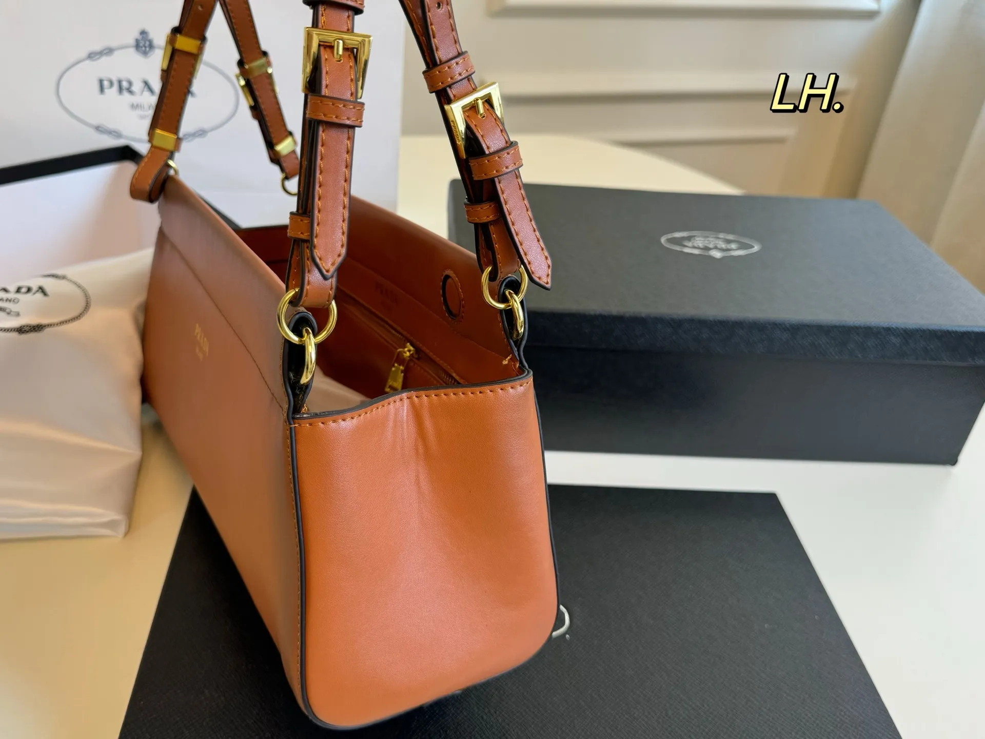 P135(配盒) size:32×16 PRADA普拉达新款FW25手袋👜 超美的一款包包,包型利落大气! 做旧皮料设计,满满的复古感 肩带可调节,多种背法~ 上身效果又酷又飒,高级又百搭‼️