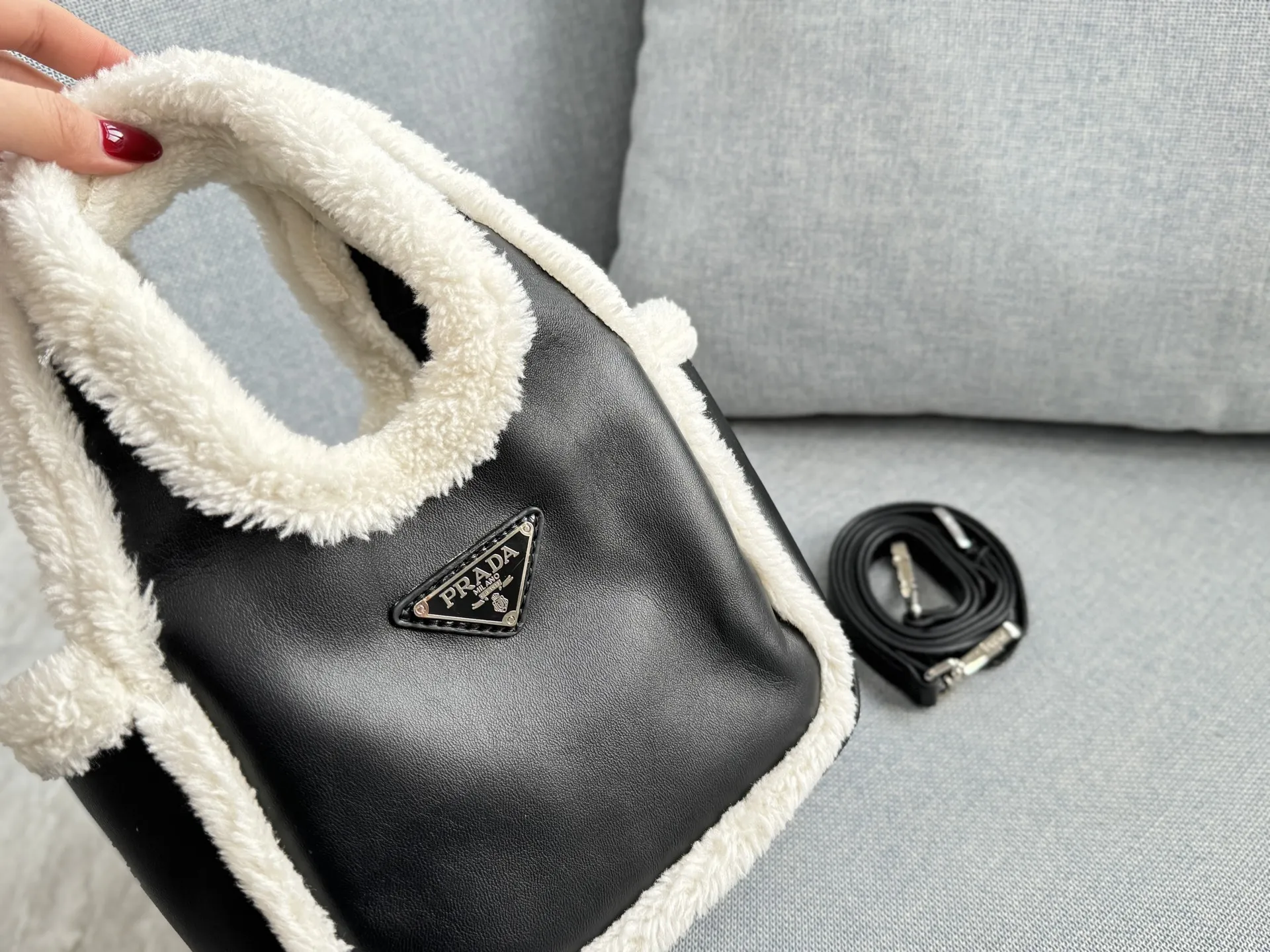 💰135 size:18×16 PRADA普拉达 羊羔毛 菜篮子包 托特包Tote包购物袋 手提包 2025秋冬羊羔毛饭盒包 奶呼呼的小包!超级可爱! 看到毛绒绒的包包因为冬天❄️来啦 新品毛茸茸包,冬天的可可爱爱🟠