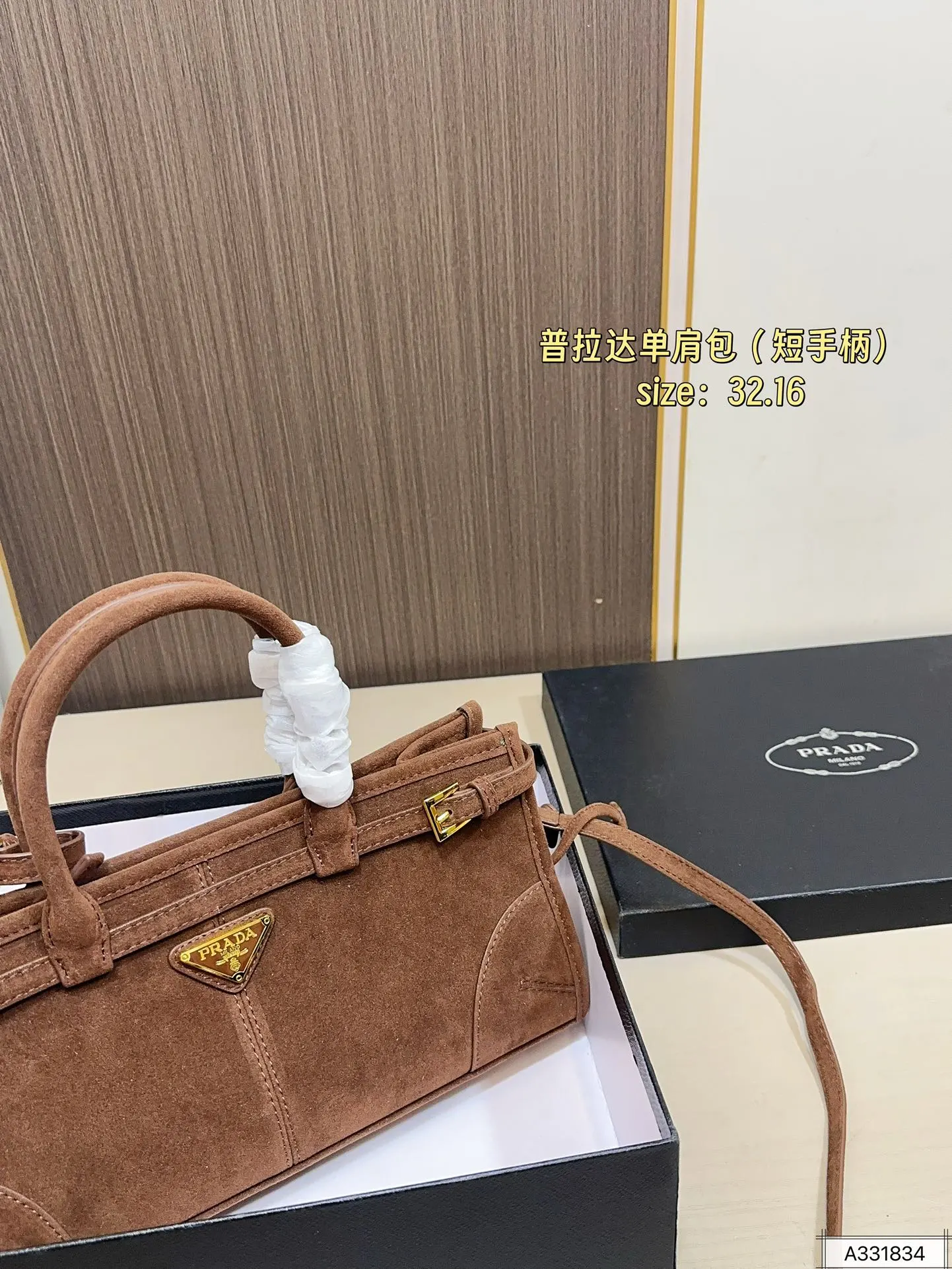 短手柄💰150 配礼盒🎁. 普拉达PRADA Soft lux单肩包. 质感很高级 容量超级大也很耐用 日常出街背它回头率百分百 就是这种随性慵懒感尺寸:32.16