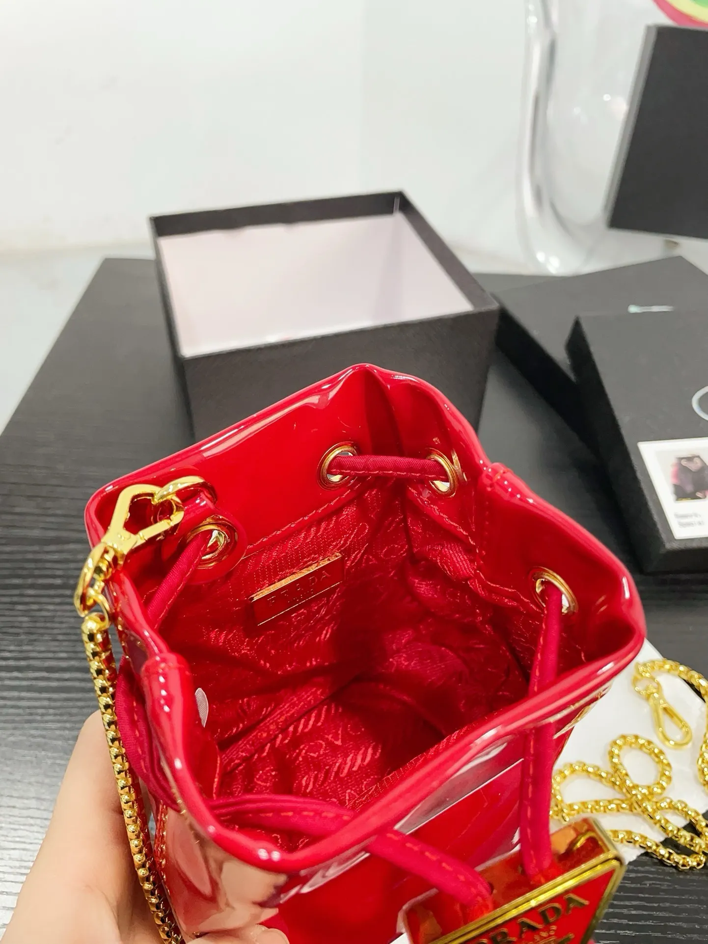 👑💰P105配盒 ⚠️尺寸10.13 普拉达PRADA mini亮片水桶包 太可爱了,bling bling的效果非常吸睛 可仙可酷,难道你不心动。 太美太可爱了