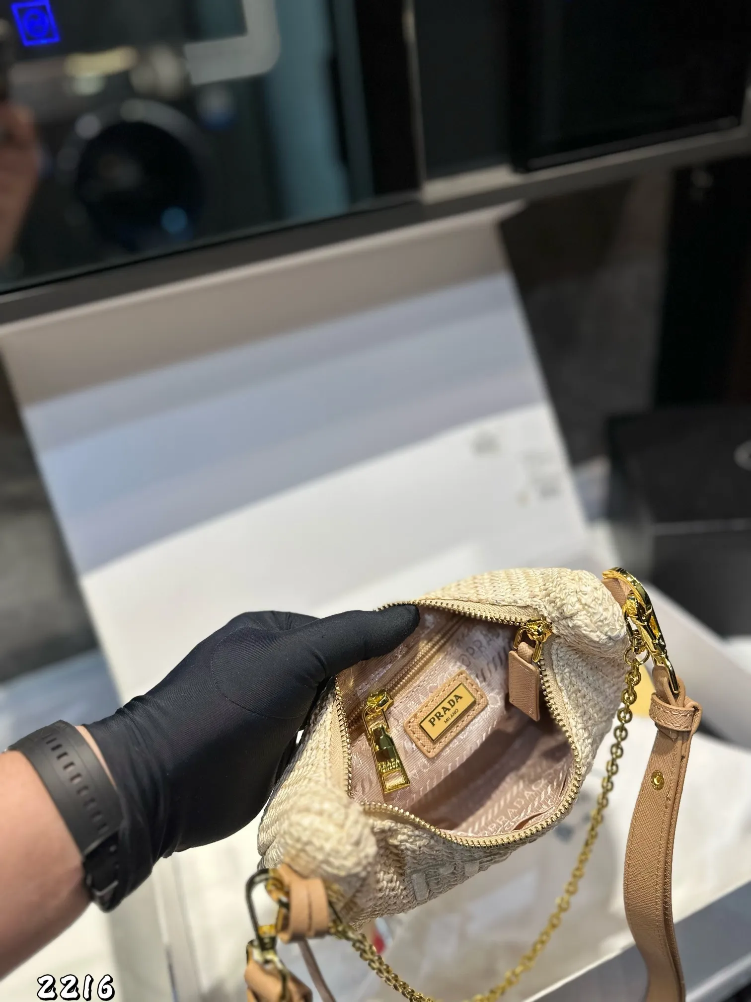 ❤️p125❤️ ✅新品推荐🔜升级版🔥Prada普拉达专柜同款编织hobo腋下包👍高端货!配链条和皮带!各大明星追捧的爆款~棕榈叶和牛皮编织而成‼️采用最好的五金配件!经典logo(size:22*15*5)