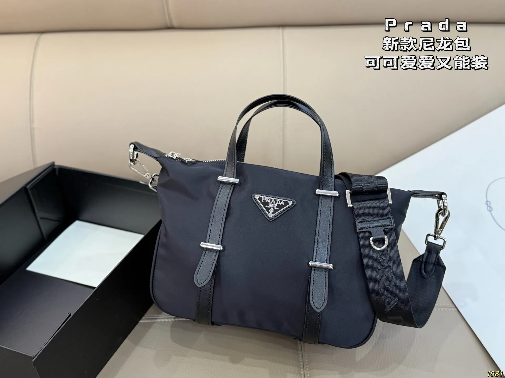 ¥165 普拉达PRADA 尼龙包 背上身一整个阳光活力又年轻 可可爱爱又能装 气质小姐姐即视感 有种小香的感觉~ 轻便好背,充满高级感,狠狠爱了 尺寸: 25 19