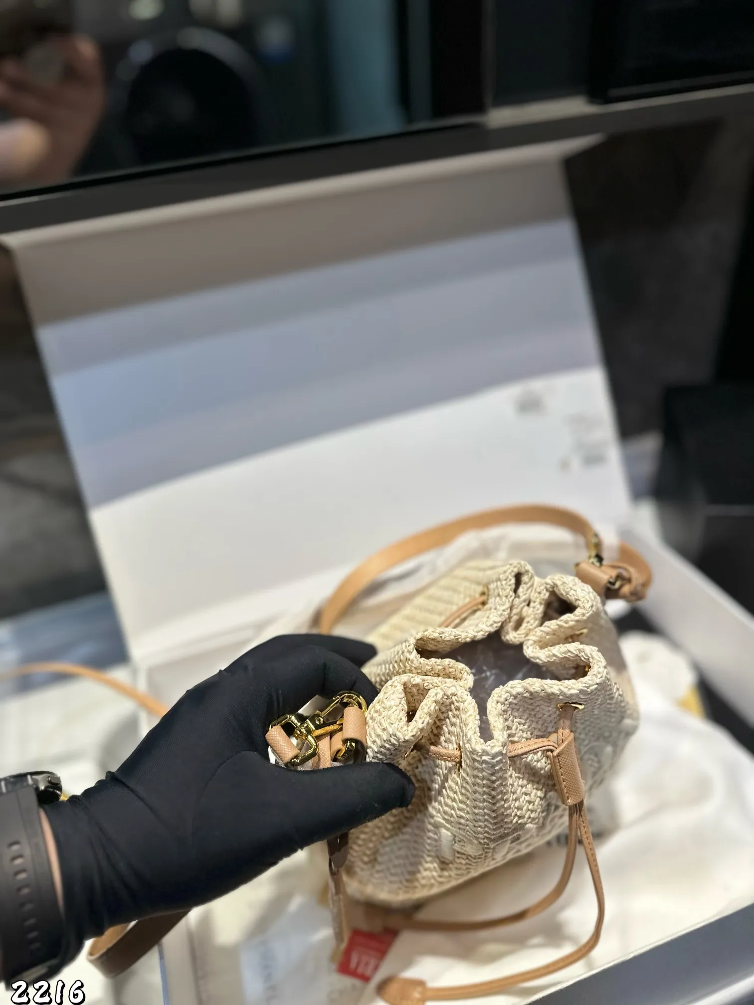 ❤️p130❤️ ✅新品推荐🔜Prada普拉达专柜同款编织水桶包~草编包👍高端货!可手提可肩背~各大明星追捧的爆款~棕榈叶和牛皮编织而成‼️采用最好的五金配件!经典logo!(size:19*21*12)