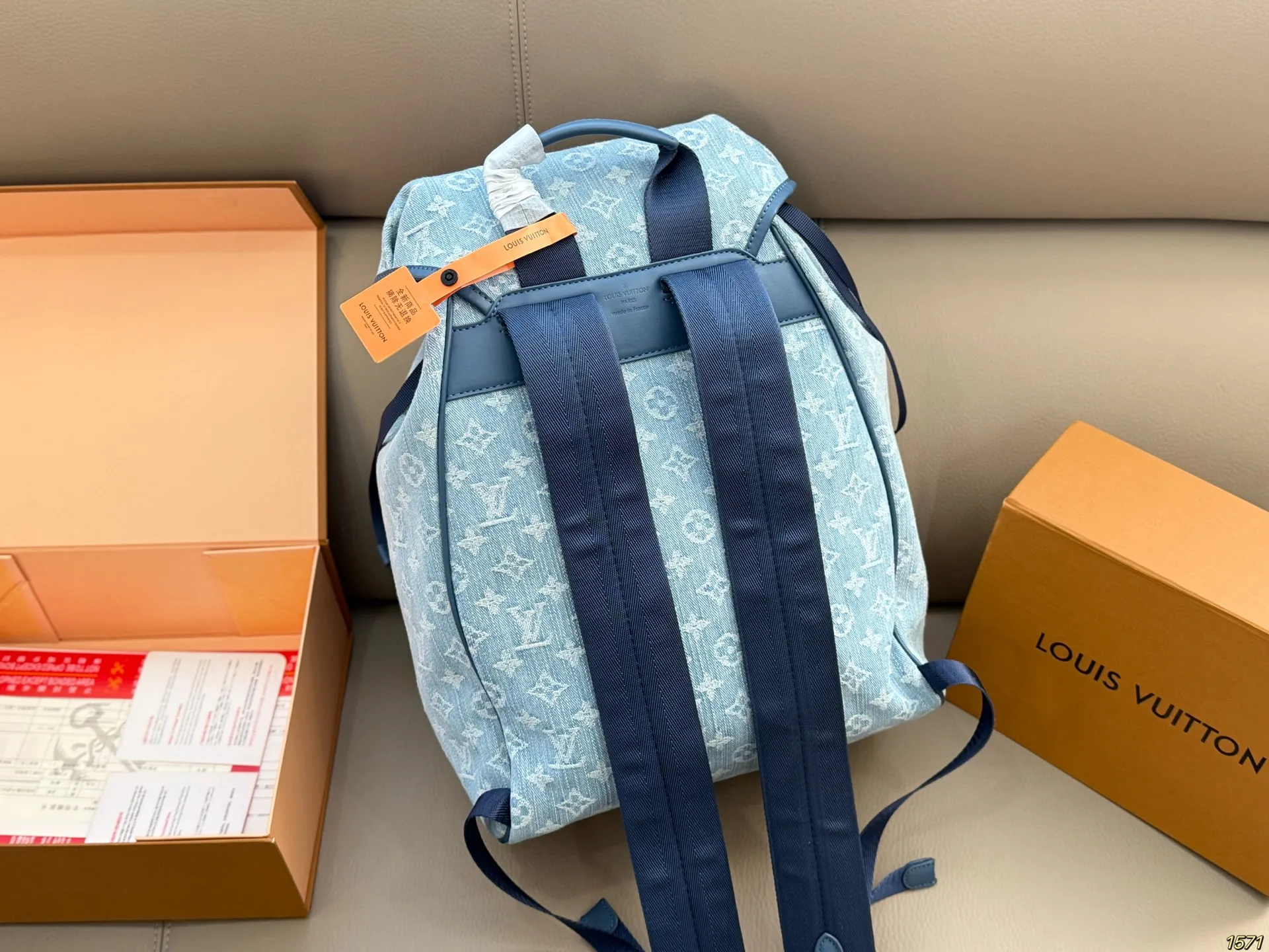 &yen;190配盒 LV路易威登，Dior迪奥 Prada普拉达双肩包 满足日常所需，解放双手 款式百搭 有非常能装低调简单 包身不易变形，自重轻❗️ 尺寸28 36