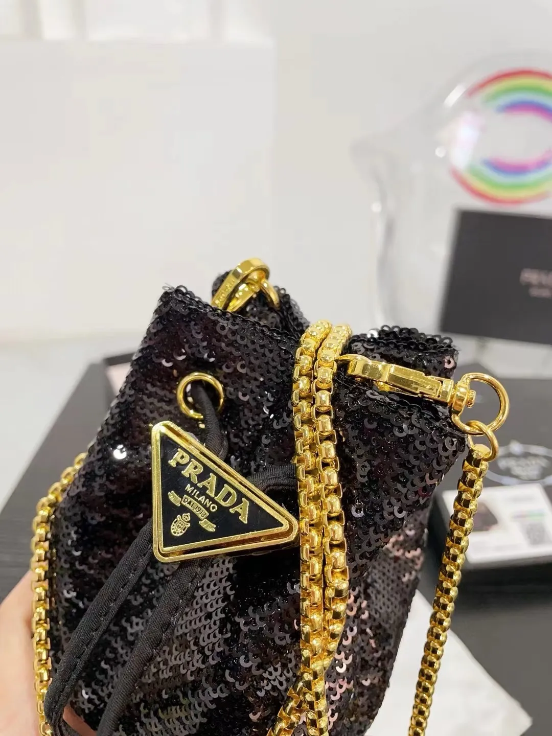 👑💰P105配盒 ⚠️尺寸10.13 普拉达PRADA mini亮片水桶包 太可爱了,bling bling的效果非常吸睛 可仙可酷,难道你不心动。 太美太可爱了