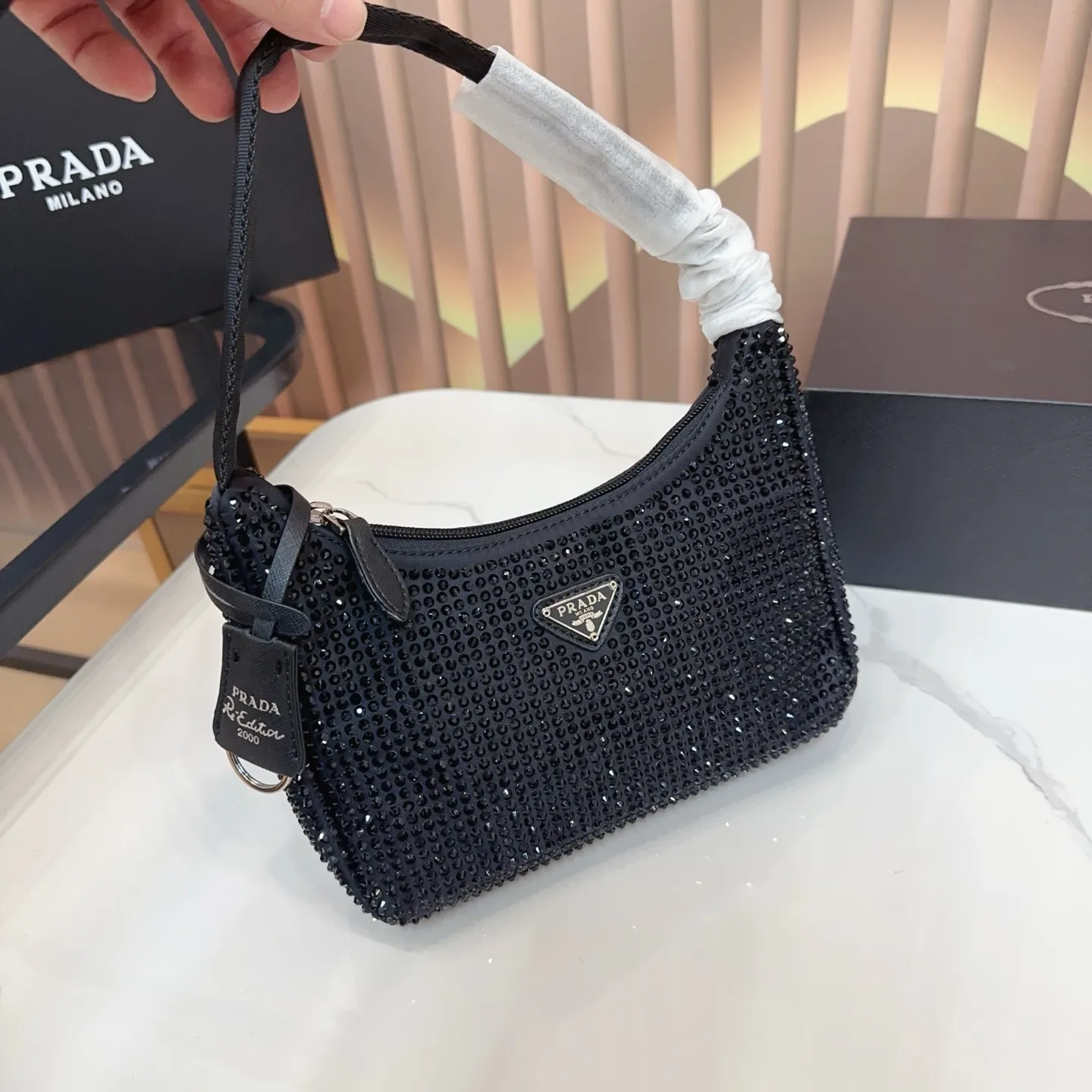 P120 礼盒🎁 size:21×12 PRADA 普拉达水钻Re-Edition hobo腋下包💕 包包焕以轻盈的绸缎面料制作, 通体镶嵌璀璨的水钻为亮点, 搭配珐琅三角包扣,容量🉑️~ 任何场合都能成为引人注目的焦点✨yx