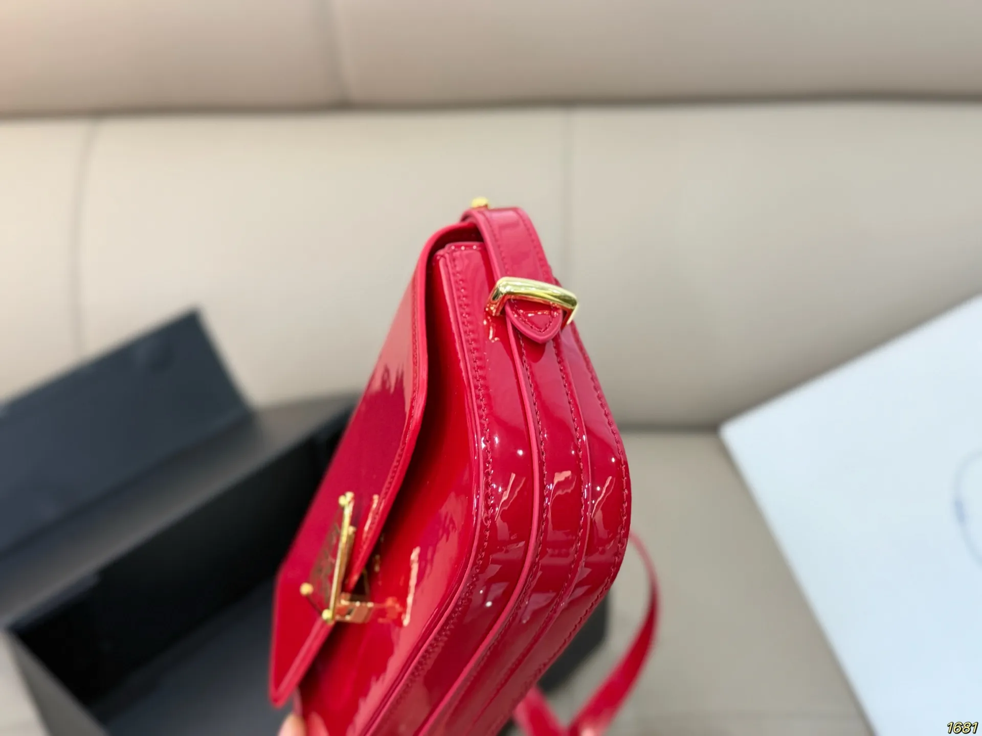 ¥140 普拉达Prada 这只真的可爱死了 大大的三角logo非常经典 性价比好的一塌糊涂 尺寸21 13