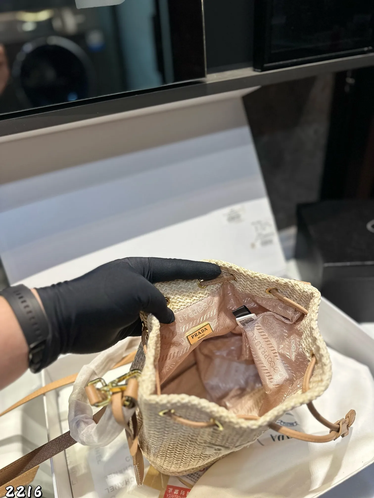 ❤️p130❤️ ✅新品推荐🔜Prada普拉达专柜同款编织水桶包~草编包👍高端货!可手提可肩背~各大明星追捧的爆款~棕榈叶和牛皮编织而成‼️采用最好的五金配件!经典logo!(size:19*21*12)