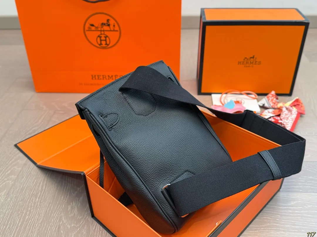 ¥235飞机盒 爱马仕 Hermes HAC A DOS 爱马仕很适合男生的包其实挺少的但是Hac真的很适合男生!!最实用的男包颜值也抗打 无论是斜挎还是当胸包都很舒服拿Hac根本不用考虑穿搭问题~ 尺寸18 27