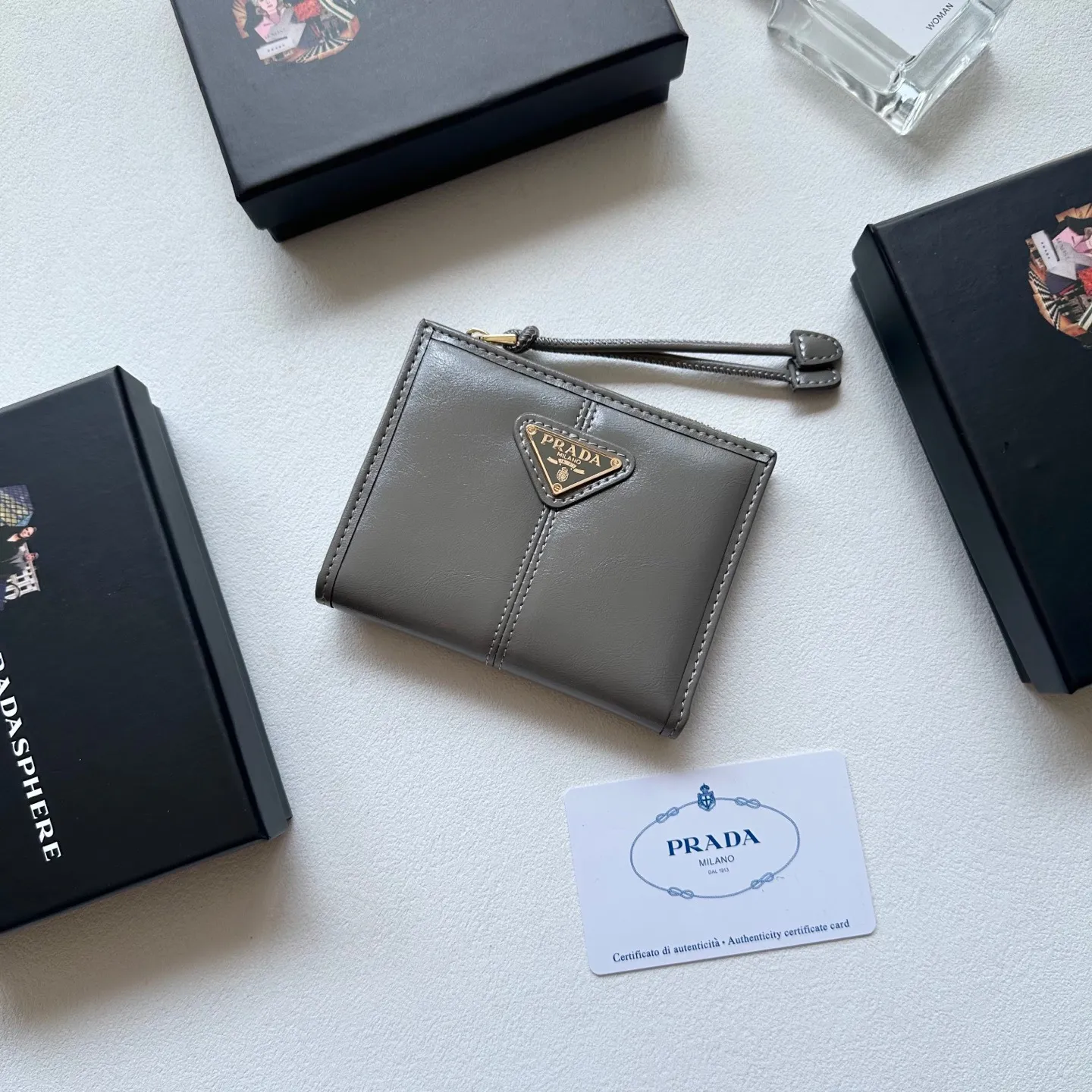 p95🎀🎀颜色 黑 灰 粉🎀尺寸 11x10🎀普拉达👏时尚钱包,优质油蜡牛皮👍🏻高档五金配件,内阁丰富,超级实用❗️现货高品质!