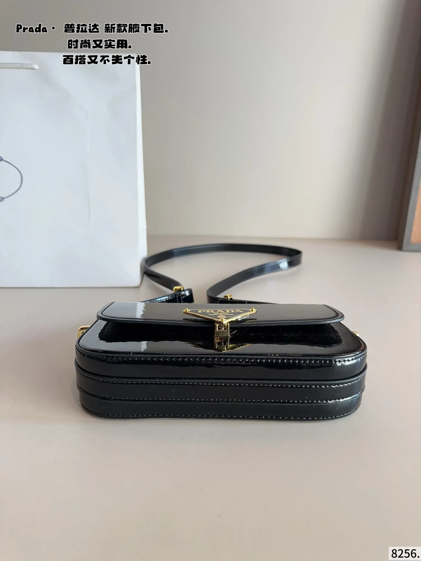 p145配礼盒🎁. 普拉达今年真的太流行中古腋下包了 一款sportsexy风格包包 超级喜欢它简单有质感的设计,上身性感而帅气,很能装而且方便啊! 无敌时髦洋气~尺寸:21*4*12cm
