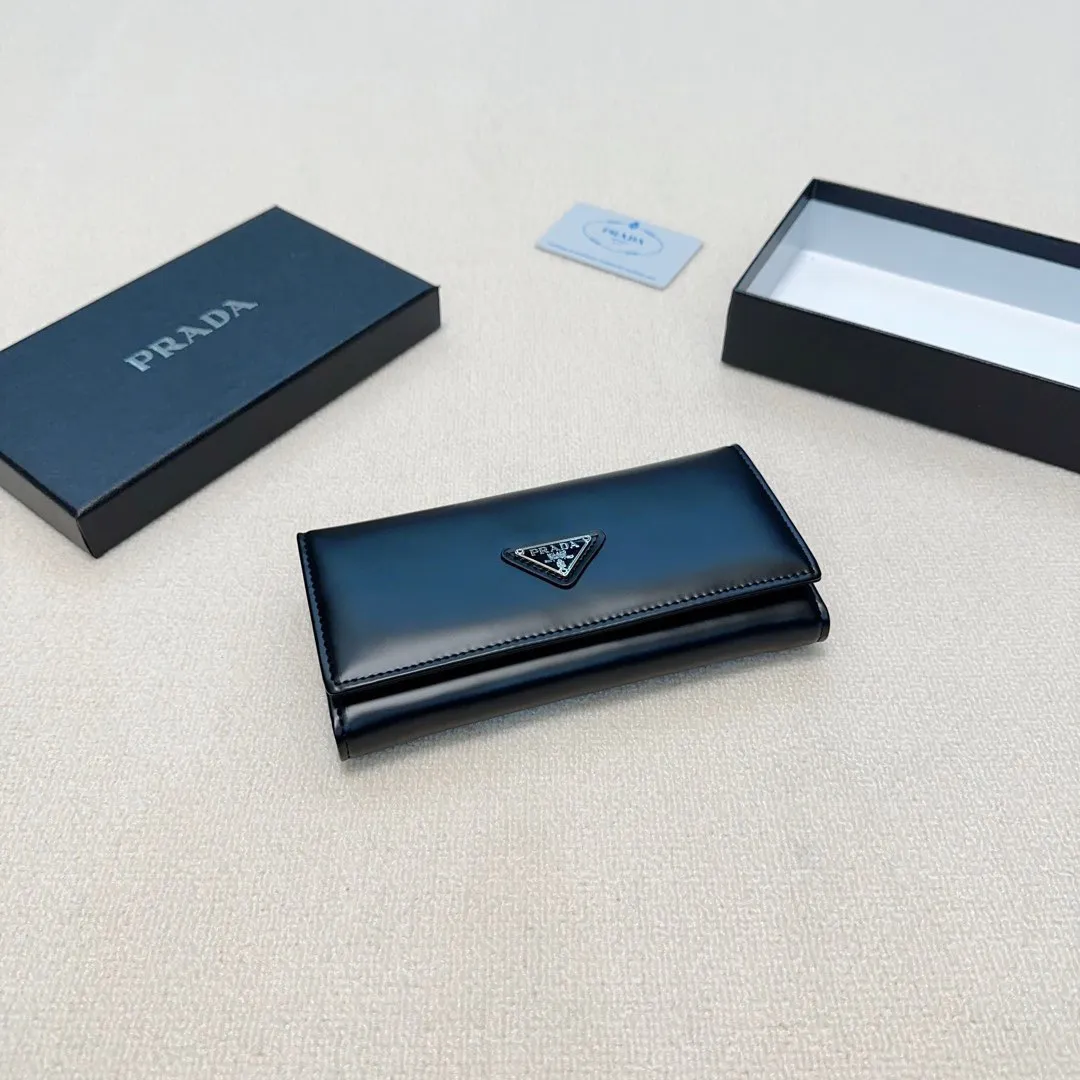 P90🎀🎀颜色 黑🎀尺寸 19x10🎀实拍普拉达爆款牛皮两折钱包🔥款式经典做工精细耐磨耐用手感极佳❤