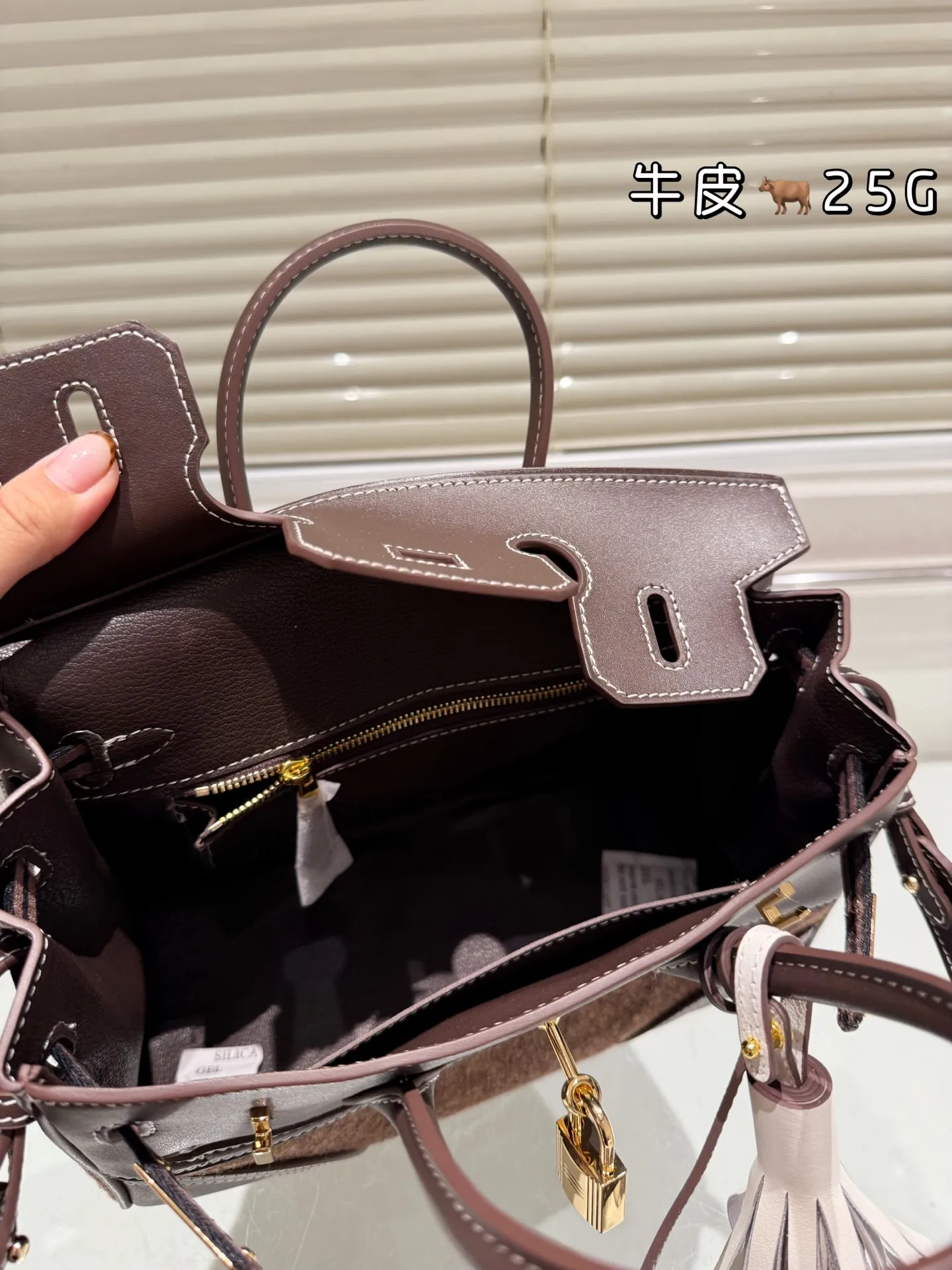 顶级原单 头层牛皮 P325 P310 Hermes 爱马仕|Birkin 30Goteam 头层Barenia Natural搭配羊毛毡 秋冬战包怎么少的了GoTeam Birkin 爱马仕Birkin30 GoTeam可以说是为数不多的秋冬特别款了吧 当别人还在讨论皮质的时候,GoTeam早就一改风格将毛毡/皮革和编织融为一体,多元的融合毫无违和感,反而缔造一种新式审美!不被拘束,自由随性! 简简单单一身行头,拎上Birkin30GoTeam,这不就是大家想要的穿搭显贵 配搭就不基础 不用刻意打扮 毕竟这种刻在DNA里的率性也是被铂金 给玩明白 嘿~宝贝!这个秋冬别再一成不变了,和这只帅气无比的Birkin30 GoTeam一起燃起来吧! 尺寸 30cm 25cm