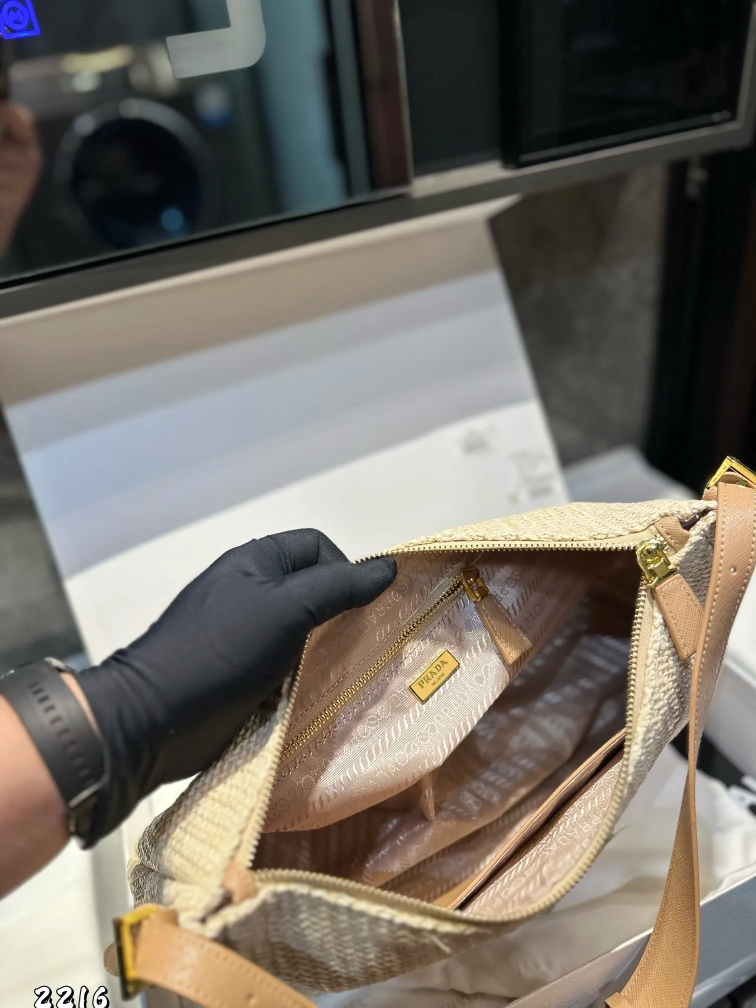 ❤️p160❤️ ✅新品推荐🔜高端货🔥Prada普拉达新款编织腋下包👍高端货!大容量!各大明星追捧的爆款~棕榈叶和牛皮编织而成‼️采用最好的五金配件!(size:40*23*11)