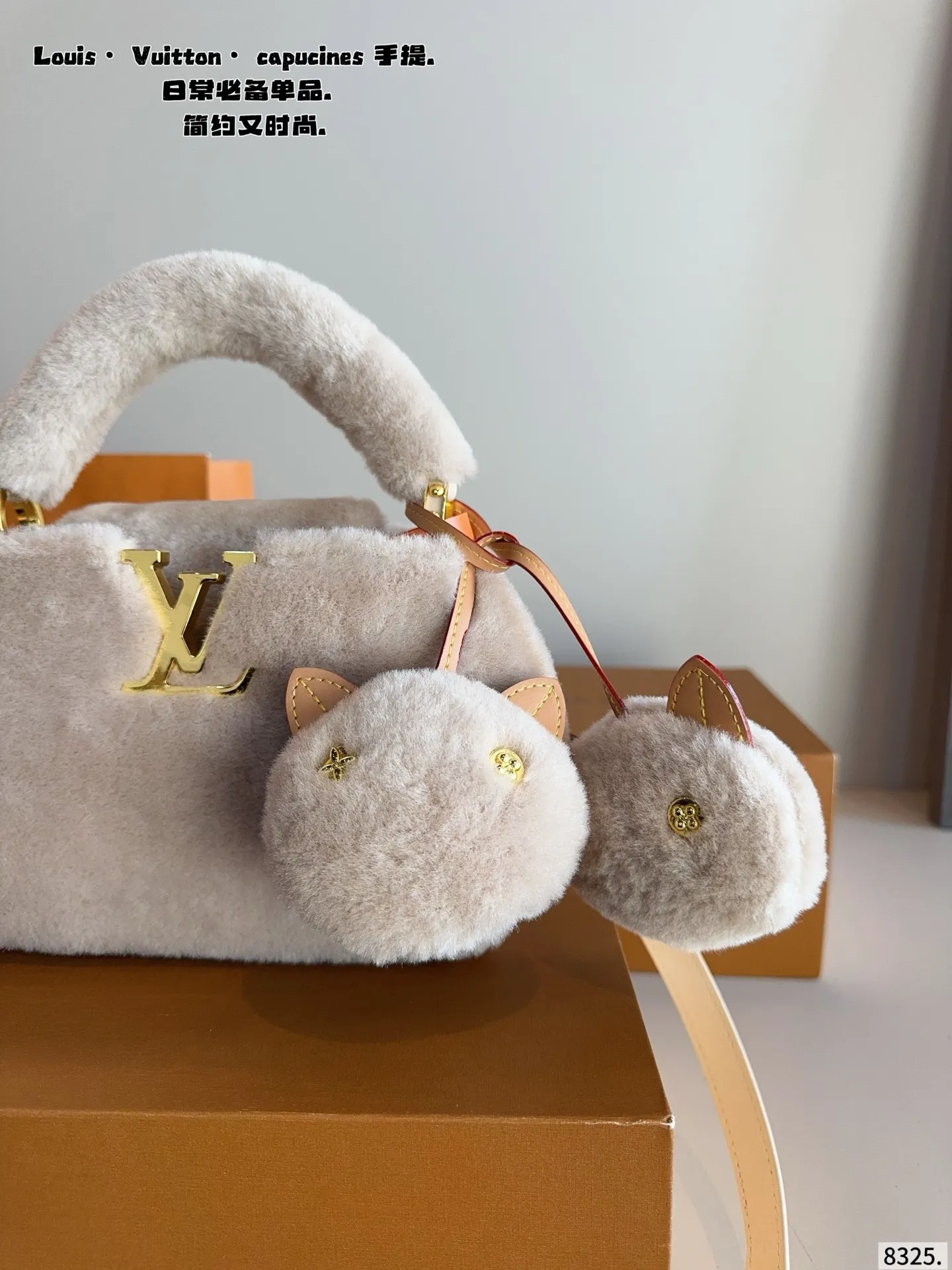 p180配礼盒🎁. LV Capucines bb 手提包 今年最多明星街拍的LV包包你能想到哪些款式呢?恐怕大多女性都会把目光锁定到柔软的荔枝纹Taurillon系列吧,因为全都是高端之选,无论是休闲商务都是最有品味的,Capucines bb 设计很有亮点,几乎是人见人爱的,在明星街拍中也最常见到,范冰冰、高圆圆等明星都是它的忠粉呢,尺寸小巧的迷你包,比起大号要显得甜美许多,尺寸:20*7*13cm