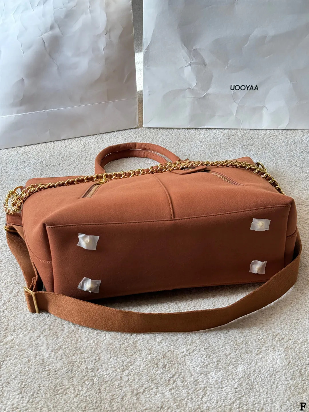 p190 Prada链条托特包 Prada这款棕色链条托特包,采用优质牛皮,手感细腻耐用。金属链条+皮革肩带,手提斜挎都OK,超百搭!正面Logo低调有辦识度,内部空间超大,通勤or短途旅行都能装下日常用品。拉链口袋设计,收纳更方便,实用又时髦,是都市女生的热门选择! 尺寸 35 33cm