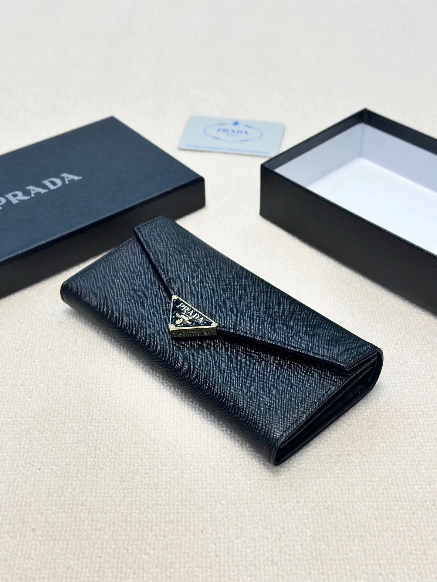 P95🎀🎀颜色 黑🎀尺寸 19x10🎀普拉达爆款牛皮两折钱包🔥款式经典做工精细耐磨耐用手感极佳❤