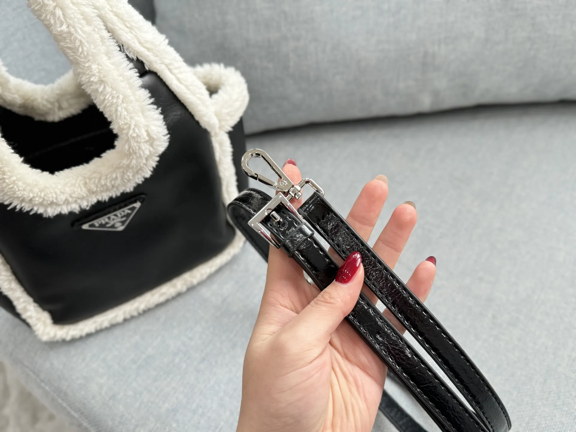 💰135 size：18&times;16 PRADA普拉达 羊羔毛 菜篮子包 托特包Tote包购物袋 手提包 2025秋冬羊羔毛饭盒包 奶呼呼的小包！超级可爱！ 看到毛绒绒的包包因为冬天❄️来啦 新品毛茸茸包，冬天的可可爱爱🟠