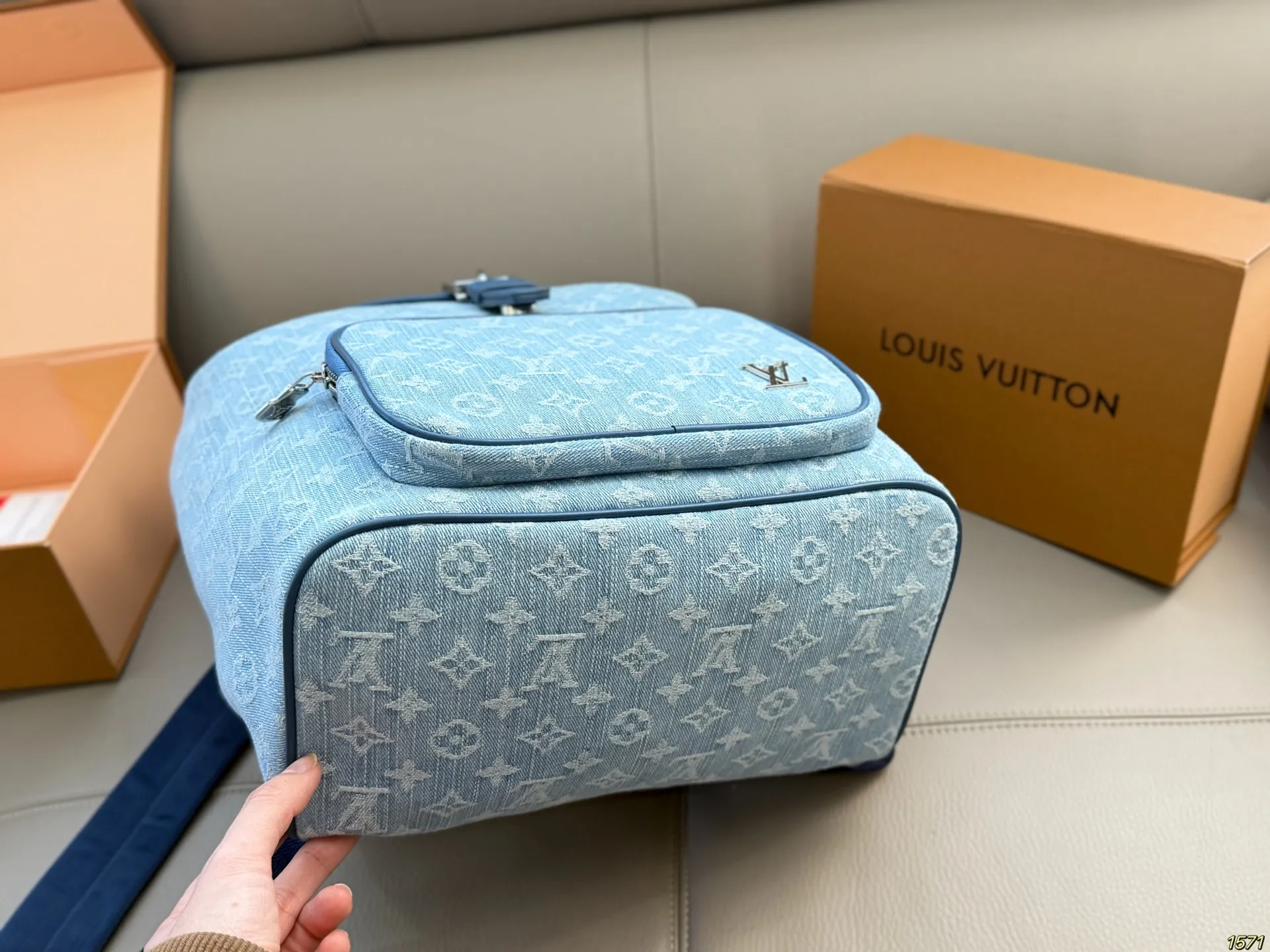 ¥190配盒 LV路易威登,Dior迪奥 Prada普拉达双肩包 满足日常所需,解放双手 款式百搭 有非常能装低调简单 包身不易变形,自重轻❗️ 尺寸28 36