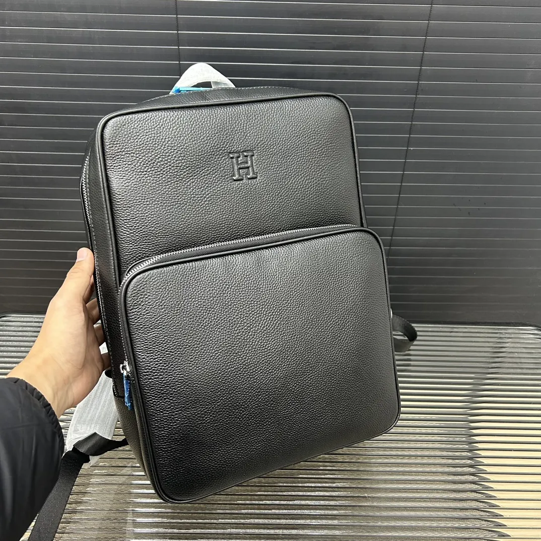 P190 Hermès 爱马仕 牛皮多功能双肩包 背包牛皮男包 电脑包 采用精湛镶嵌细工 经典百搭 实物拍摄 原厂原版面料 配送防尘袋 28 x 38cm。