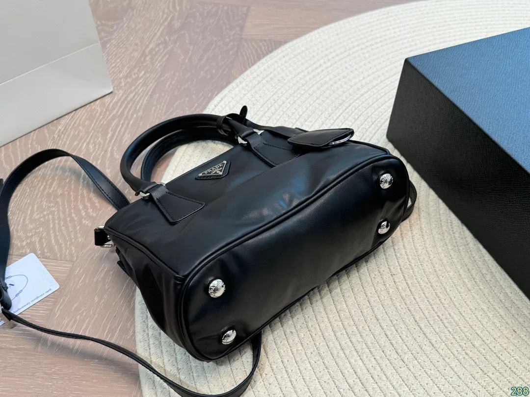 ¥175折叠盒 普拉达PRADA mini杀手包 新款手提包超级好看 经典对未来的展望 时尚百搭 上身又A又飒 尺寸22 16