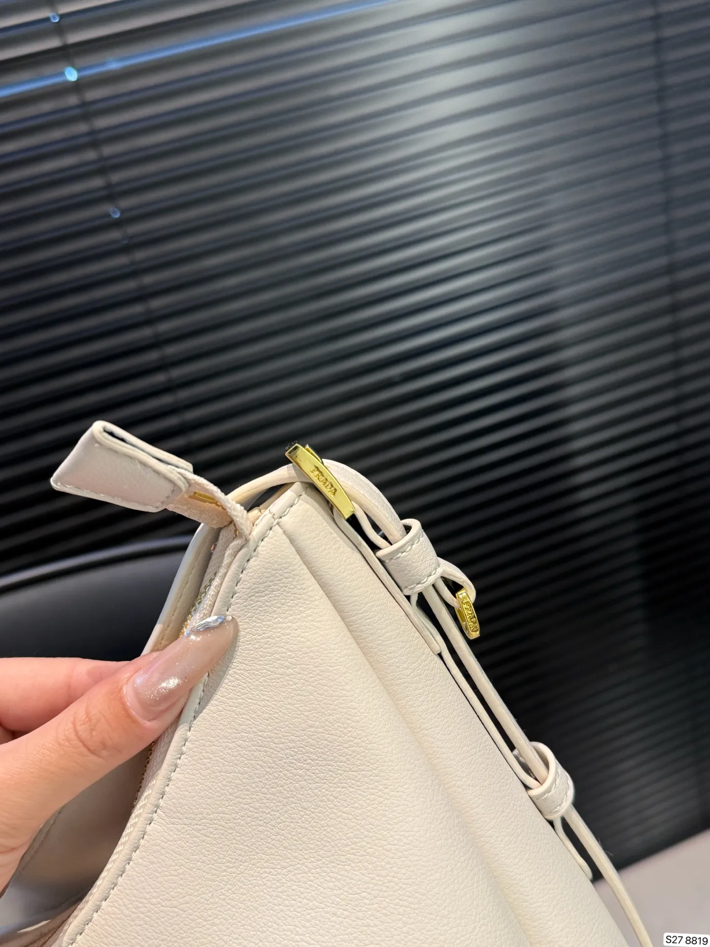 P185 配折叠盒 普拉达腋下新包|Prada上架2024秋冬新款Aimee手袋2024 秋冬Prada广告片中出场的这款手袋作品被命名为「Aim&eacute;e」 在法语中有「被爱、受宠」之意。 洗练hobo 廓形上点缀品牌标志性珐琅三角形金属徽标，搭配大衣狠狠爱了 尺寸：37 19 货号8819