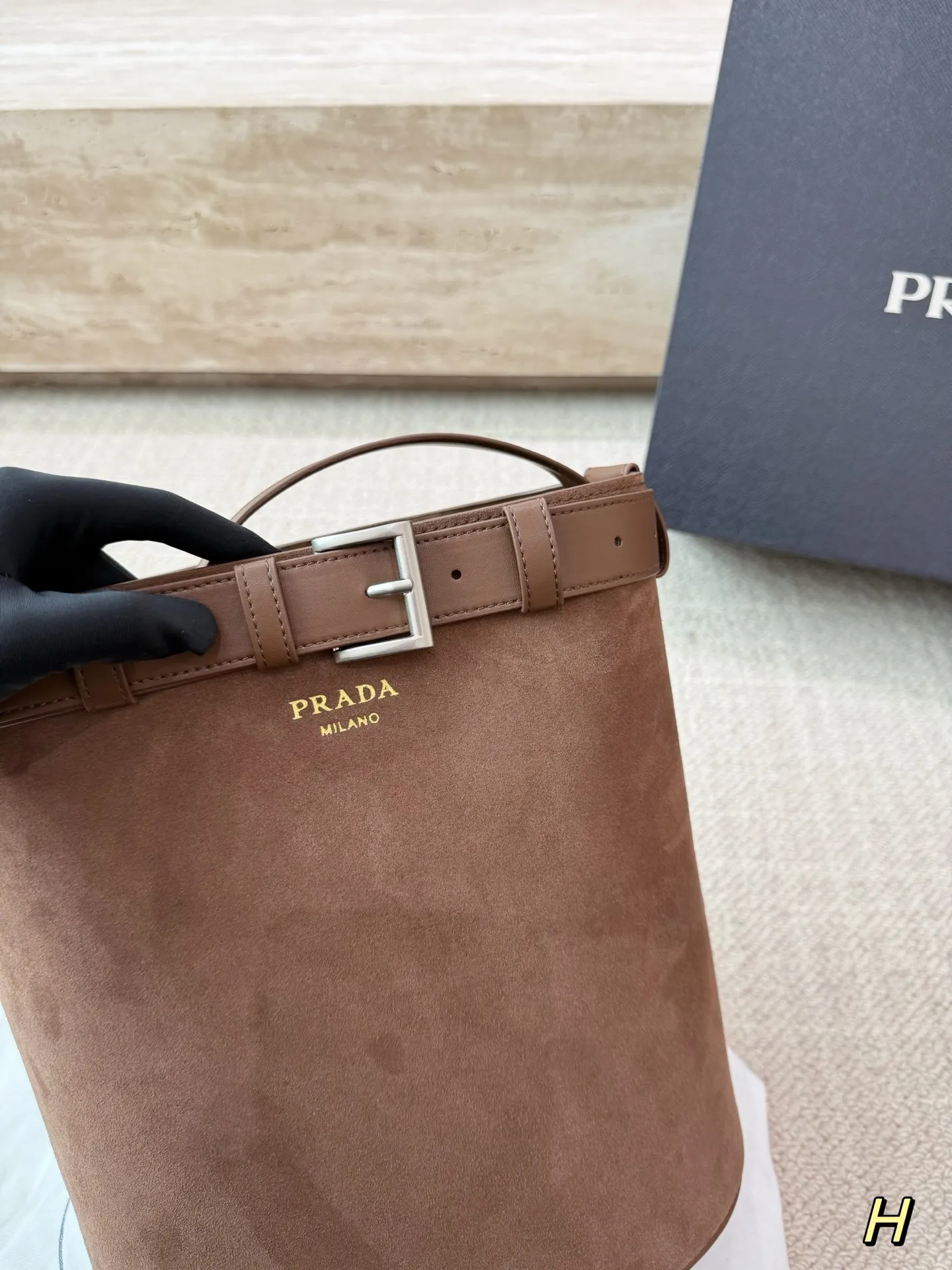 P205 配礼盒🎁 普拉达水桶 麂皮 又是心动Prada托特的一天. 松弛慵懒的tote包真的爱惨了 上身满满的高级感! 日常通勤必备哦! 尺寸:28.26